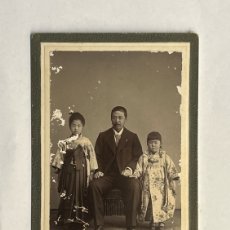 Fotografía antigua: M. JKEDAY, FOTÓGRAFO, SAKATAKO JAPÓN CDV, CARTE DE VISITE. PADRE E HIJOS (FIN SIGLO XIX)