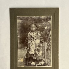 Fotografía antigua: NIÑO CON KIMONO. JAPÓN CDV, CARTE DE VISITE. (FIN SIGLO XIX)