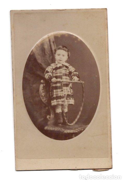 Fotograf&iacute;a antigua: CARTE DE VISITE RETRATO NI&Ntilde;A CON ARO. JUAN MARTI, BARCELONA