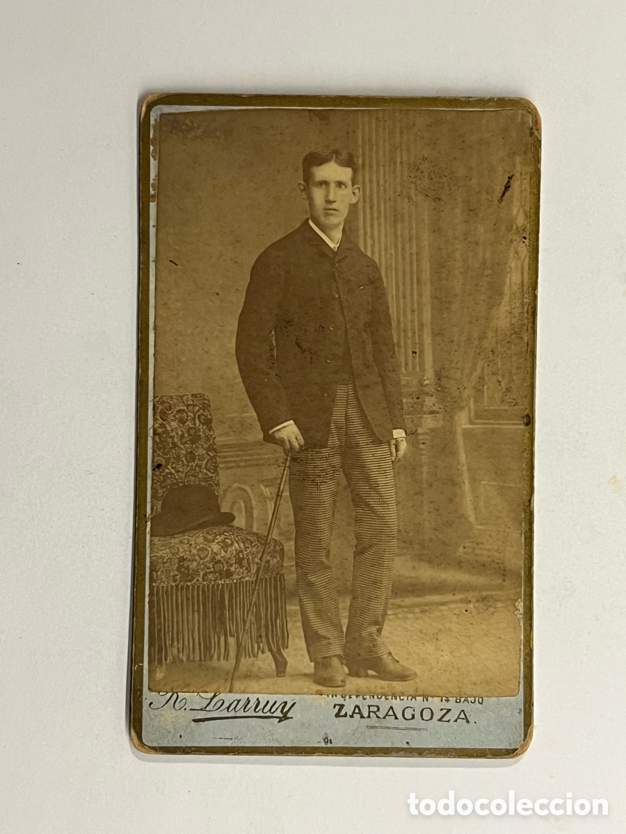 Fotograf&iacute;a antigua: ZARAGOZA. ROM&Aacute;N LARRUY, fot&oacute;grafo. CDV Joven con Bast&oacute;n y Bomb&iacute;n (fin Siglo XIX)