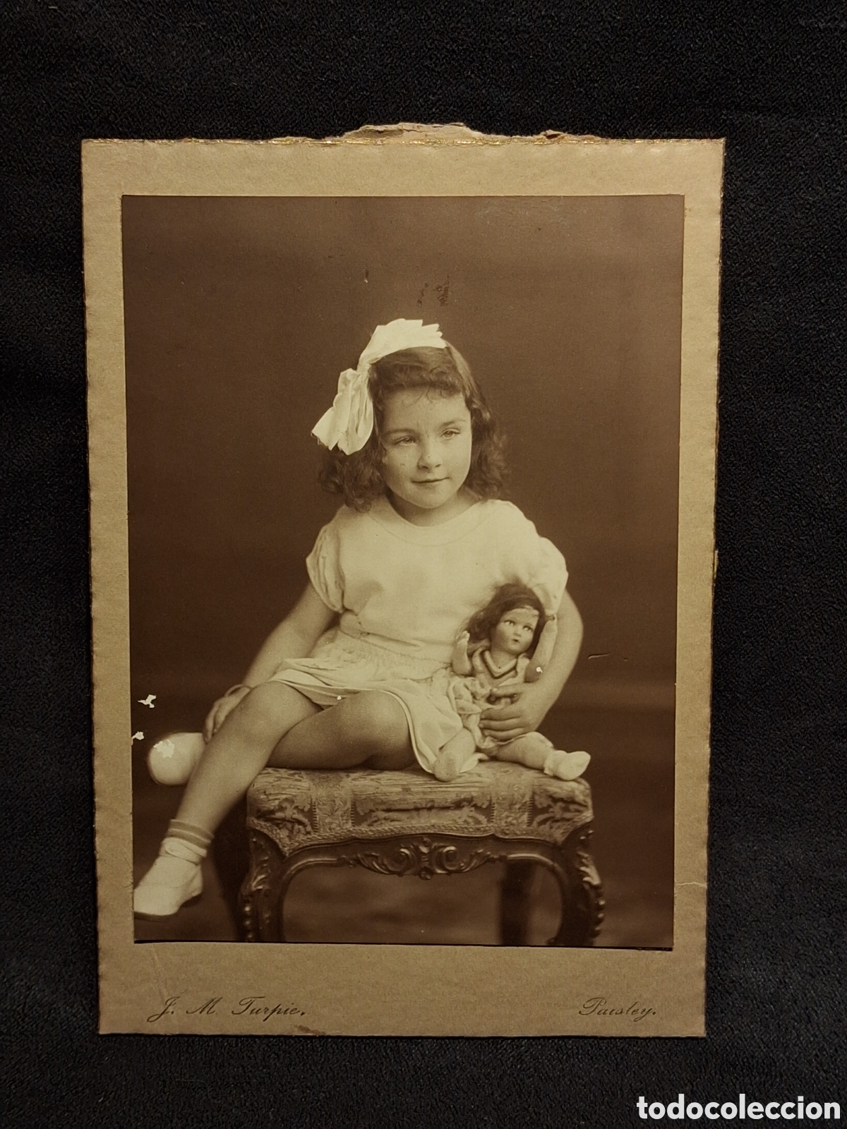 Fotograf&iacute;a antigua: ANTIGUA FOTOGRAF&Iacute;A SOBRE CART&Oacute;N. NI&Ntilde;A ESCOCESA CON MU&Ntilde;ECA. 13,3 X 9,3 CM