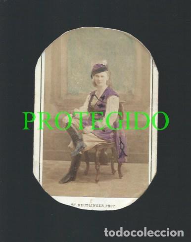 Fotograf&iacute;a antigua: CDV. MUJER CON INDUMENTARIA. SIGLO XIX. FOT&Oacute;GRAFO CH. REUTLINGER. PARIS.