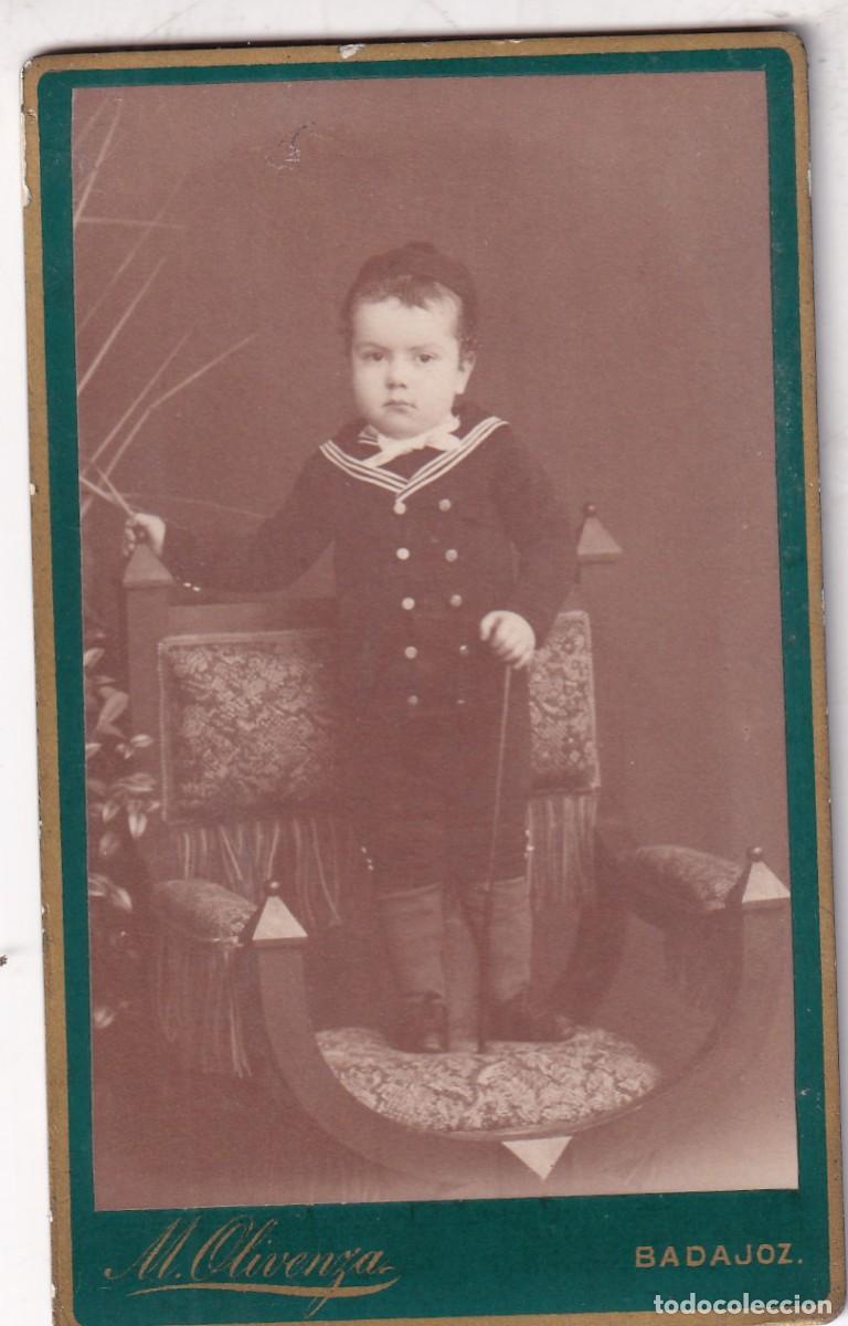 Fotograf&iacute;a antigua: Retrato ni&ntilde;o subido a una silla. Galer&iacute;a fotogr&aacute;fica. Fot&oacute;grafo Miguel Olivenza. Badajoz