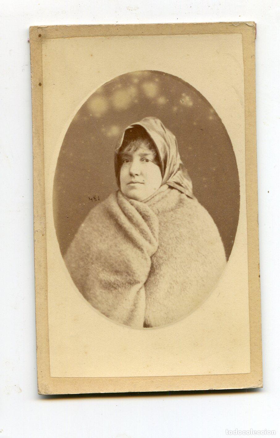 Fotograf&iacute;a antigua: Retrato de se&ntilde;orita con pa&ntilde;oleta y manta. CDV, Gran fotograf&iacute;a de F. Guti&eacute;rrez, Madrid