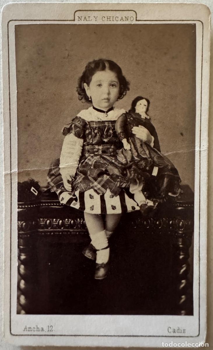 Fotograf&iacute;a antigua: FOTOGRAF&Iacute;A DE NI&Ntilde;A CON MU&Ntilde;ECA - CARTE DE VISITE - FOT&Oacute;GRAFO NAL Y CHICANO - C&Aacute;DIZ- SIGLO XIX