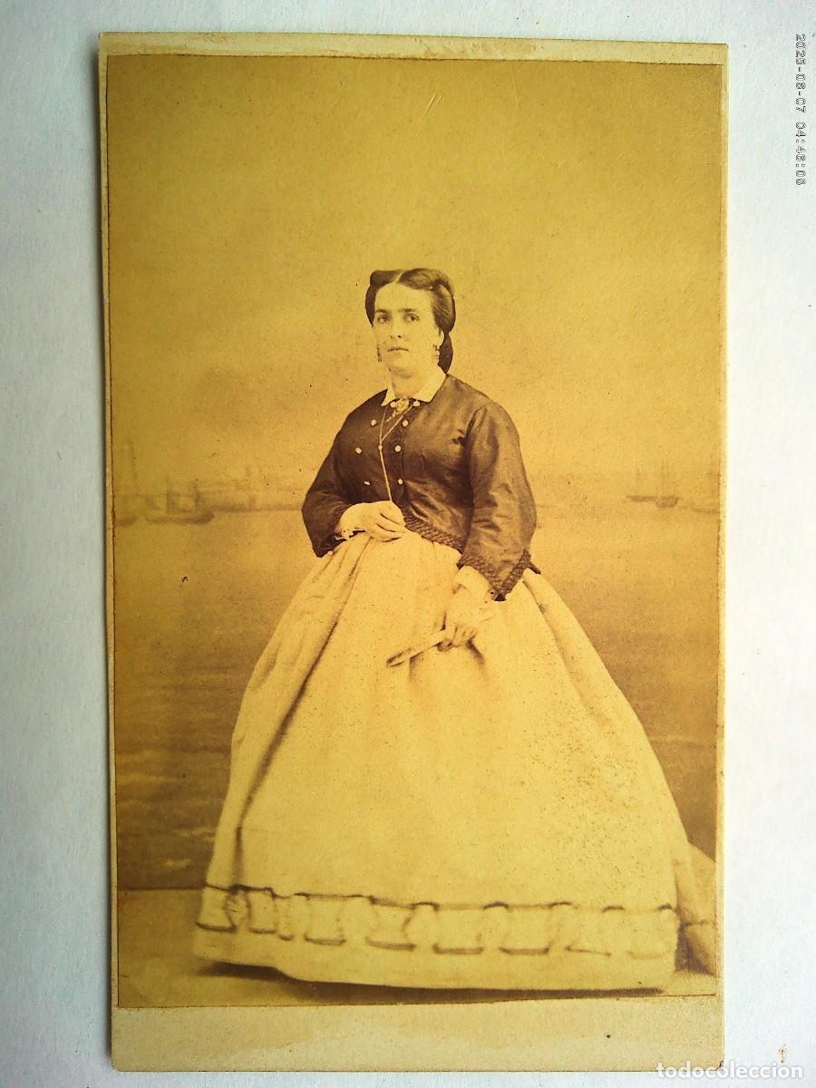 Fotograf&iacute;a antigua: PRECIOSA CDV DE SE&Ntilde;ORA DEL SIGLO XIX , FONDO DECORADO PUERTO Y BARCOS . POSIBLEMENTE CUBA