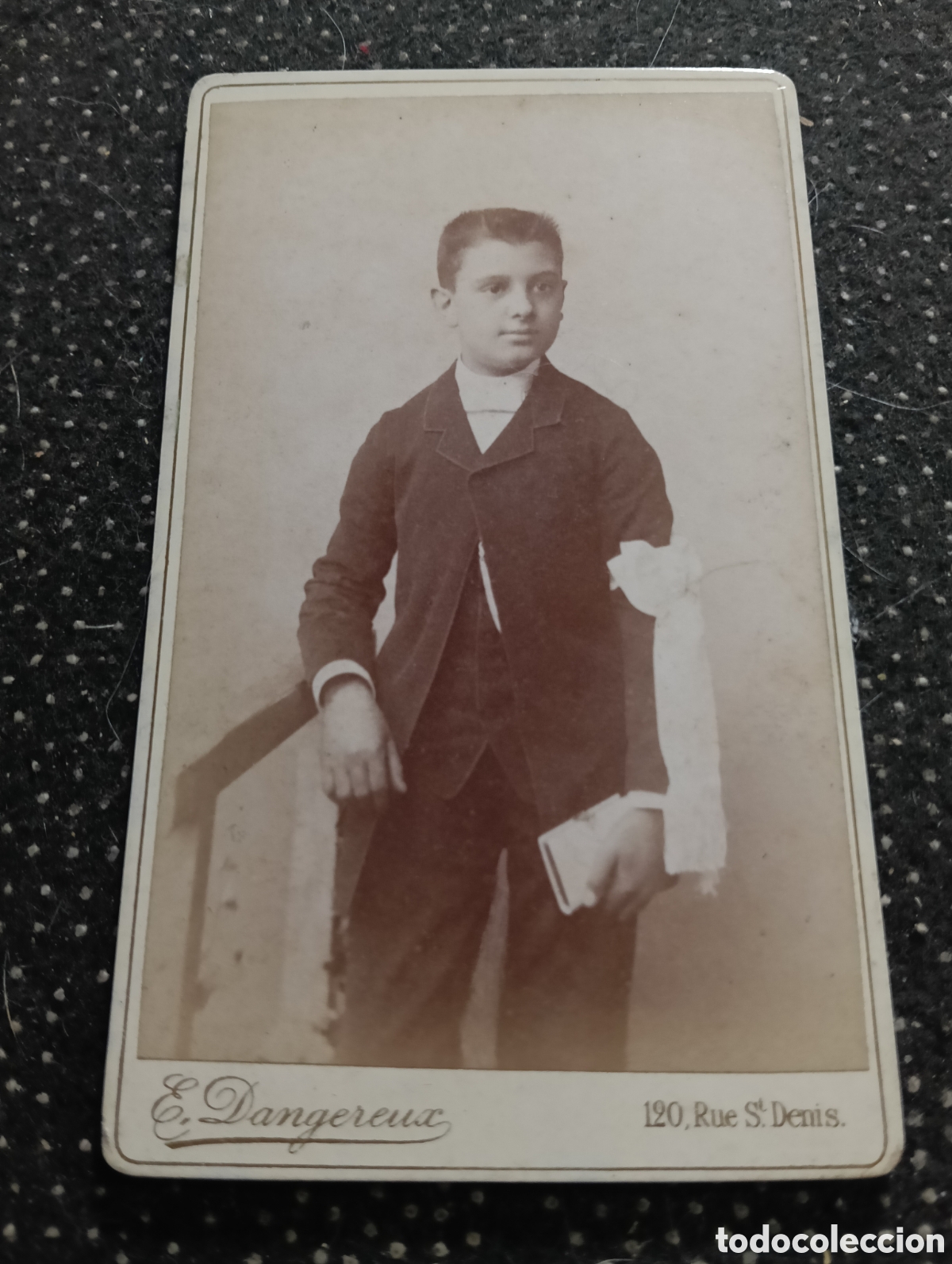 Fotograf&iacute;a antigua: 1865-1910 Fotograf&iacute;a Victoriana en cart&oacute;n de un ni&ntilde;o o una ni&ntilde;a mide 11 x 6,5 aprox.