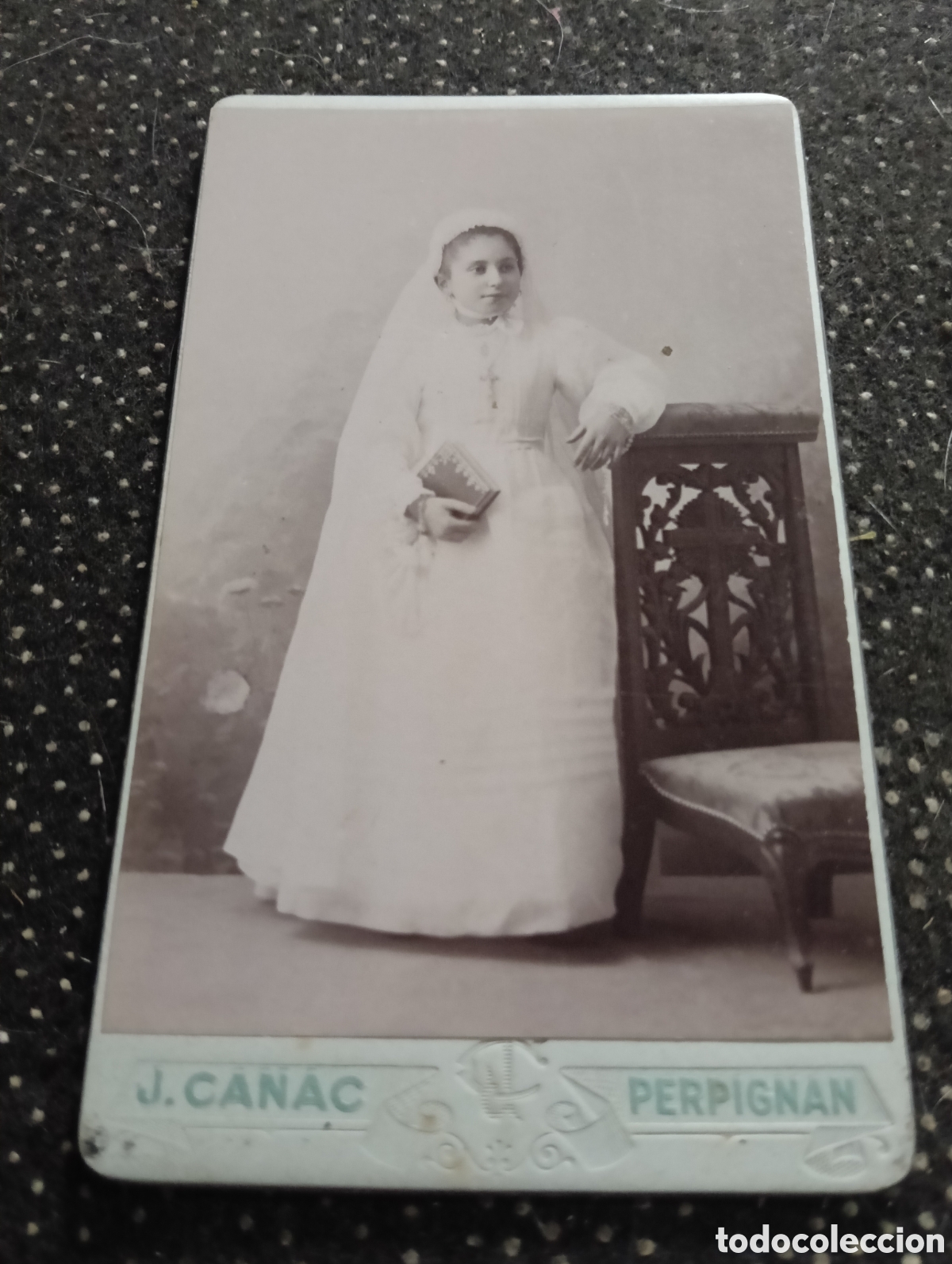 Fotograf&iacute;a antigua: 1865-1910 Fotograf&iacute;a Victoriana en cart&oacute;n de un ni&ntilde;o o una ni&ntilde;a mide 11 x 6,5 aprox.