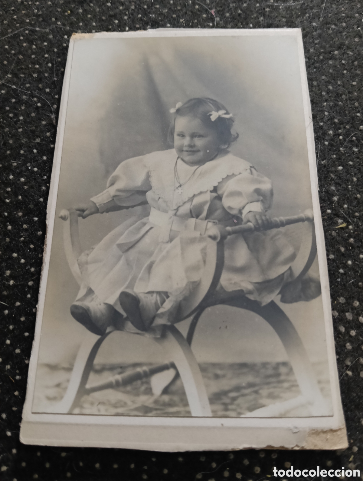Fotograf&iacute;a antigua: 1865-1910 Fotograf&iacute;a Victoriana en cart&oacute;n de un ni&ntilde;o o una ni&ntilde;a mide 11 x 6,5 aprox.