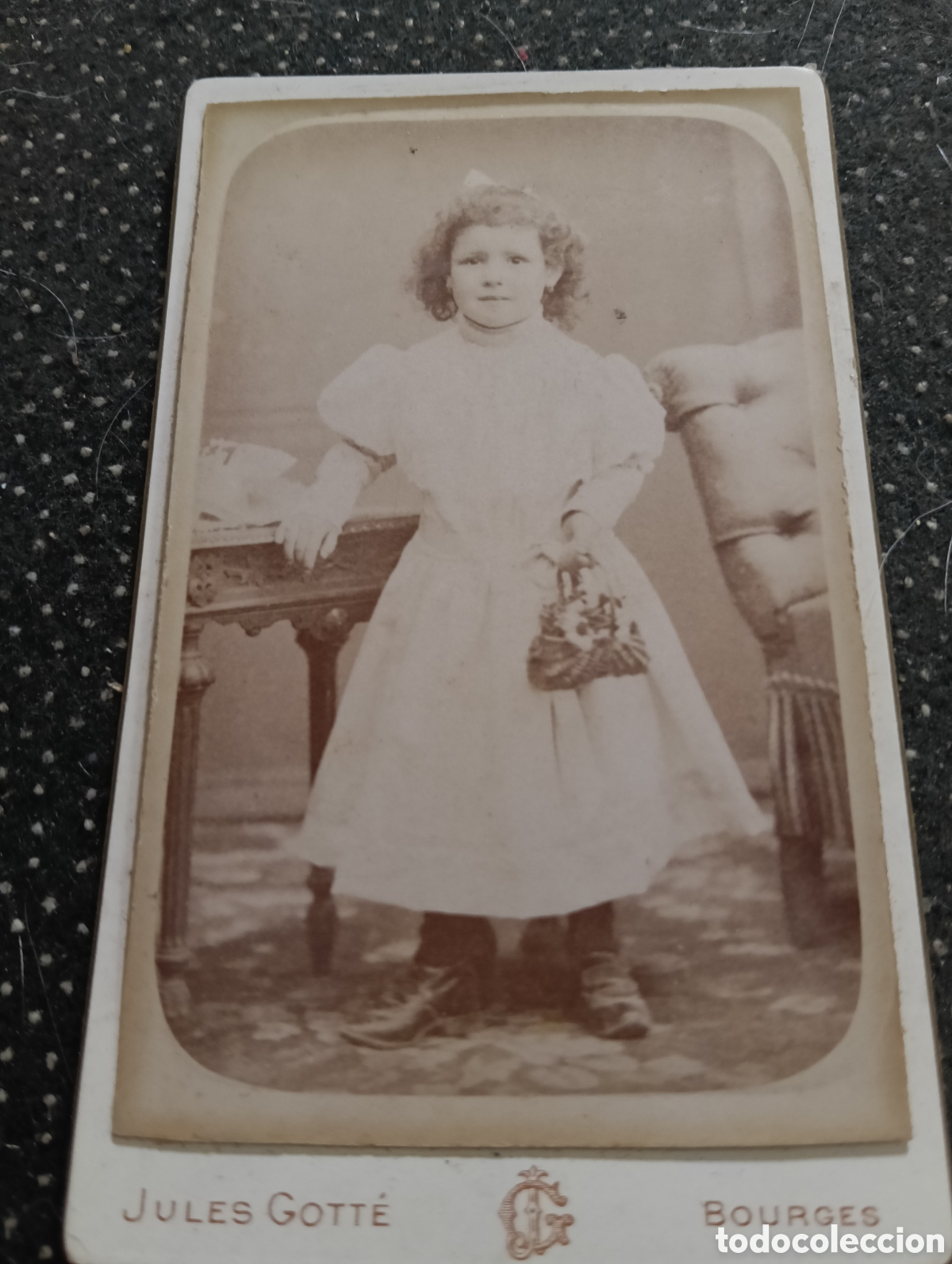 Fotograf&iacute;a antigua: 1865-1910 Fotograf&iacute;a Victoriana en cart&oacute;n de un ni&ntilde;o o una ni&ntilde;a mide 11 x 6,5 aprox.