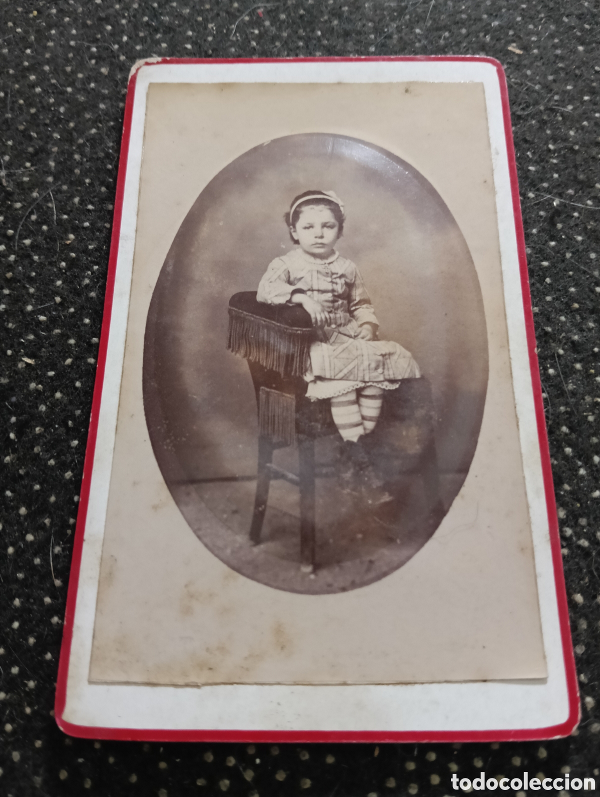 Fotograf&iacute;a antigua: 1865-1910 Fotograf&iacute;a Victoriana en cart&oacute;n de un ni&ntilde;o o una ni&ntilde;a mide 11 x 6,5 aprox.