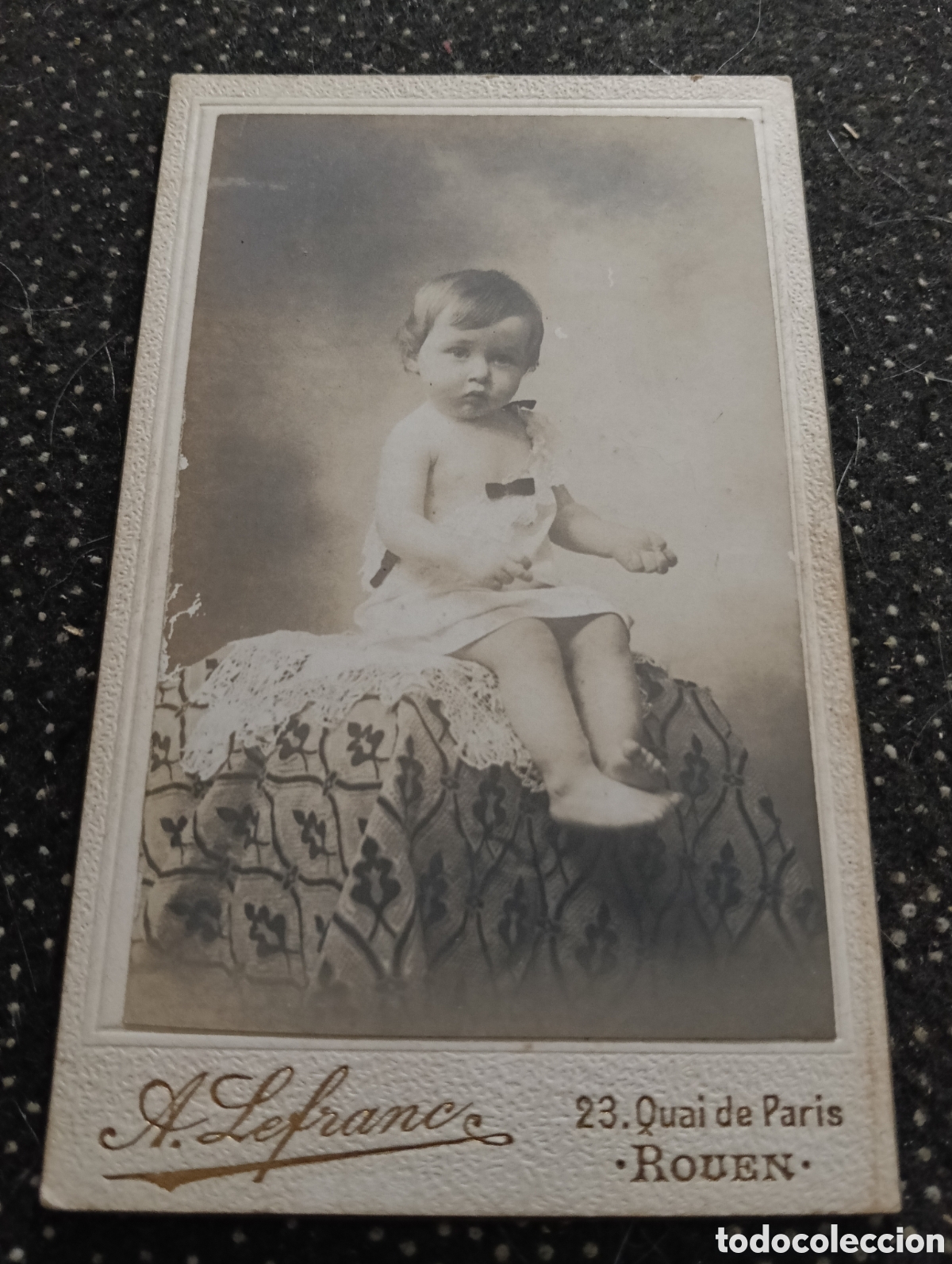 Fotograf&iacute;a antigua: 1865-1910 Fotograf&iacute;a Victoriana en cart&oacute;n de un ni&ntilde;o o una ni&ntilde;a mide 11 x 6,5 aprox.