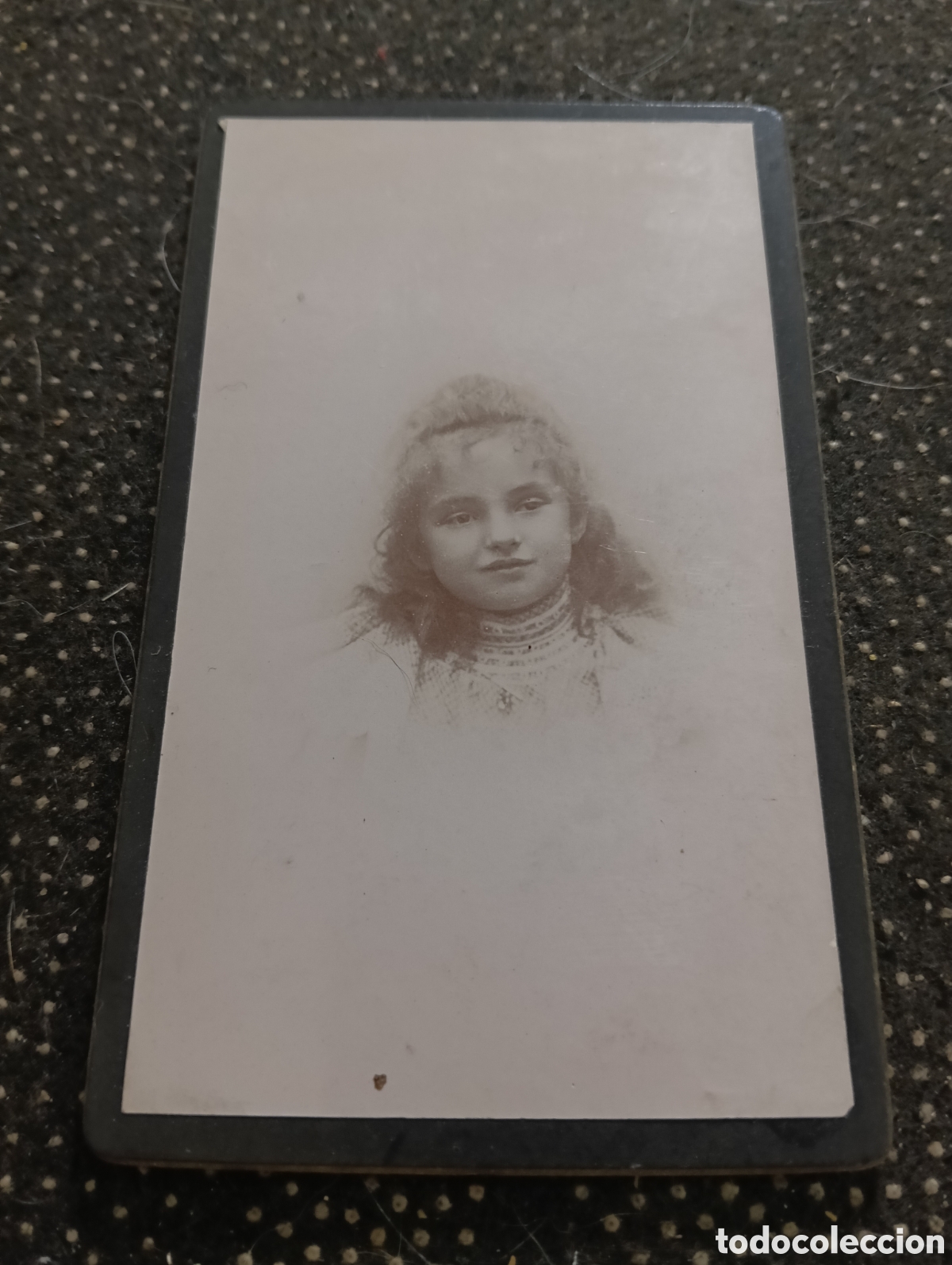 Fotograf&iacute;a antigua: 1865-1910 Fotograf&iacute;a Victoriana en cart&oacute;n de un ni&ntilde;o o una ni&ntilde;a mide 11 x 6,5 aprox.