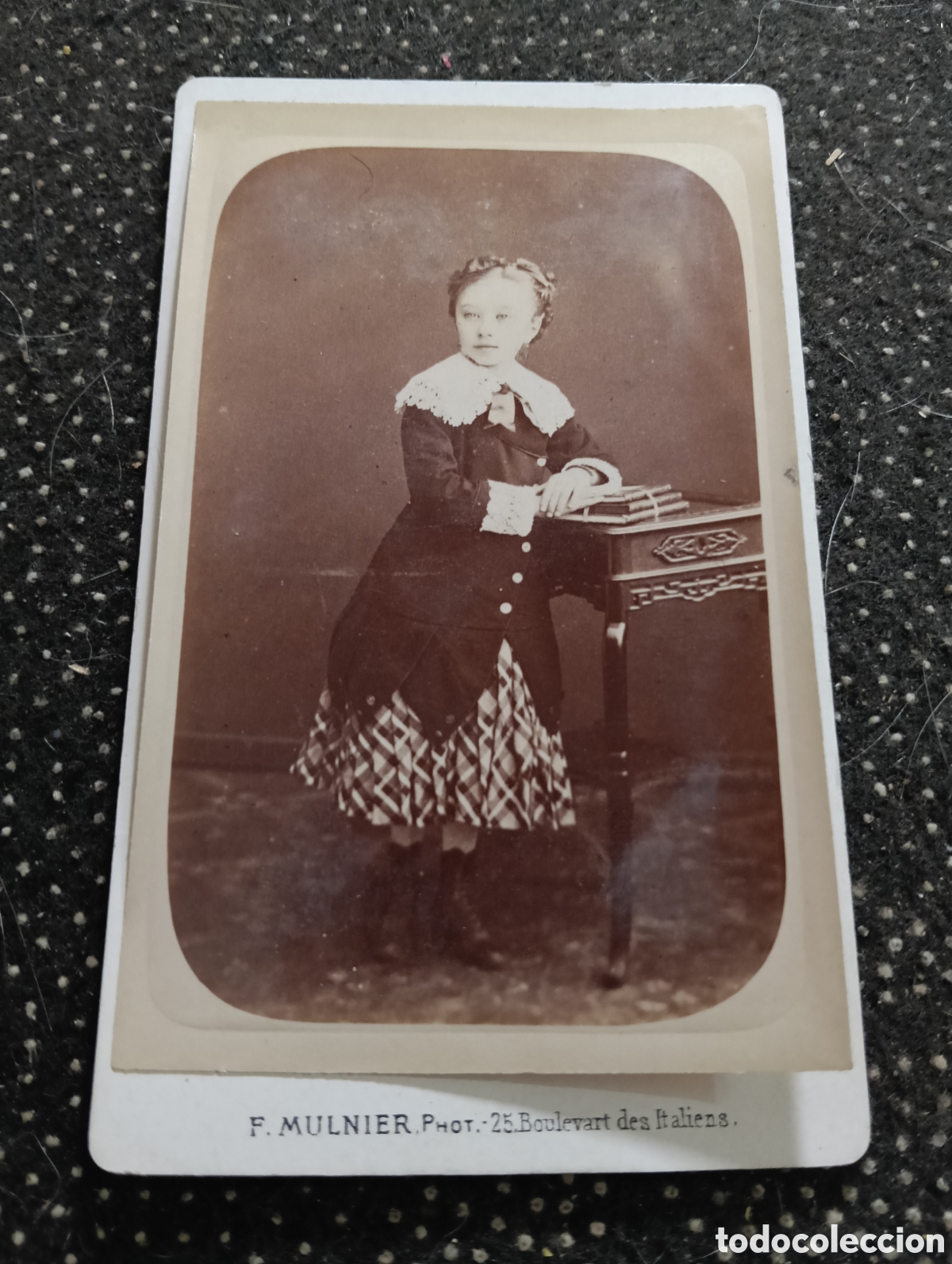 Fotograf&iacute;a antigua: 1865-1910 Fotograf&iacute;a Victoriana en cart&oacute;n de un ni&ntilde;o o una ni&ntilde;a mide 11 x 6,5 aprox.