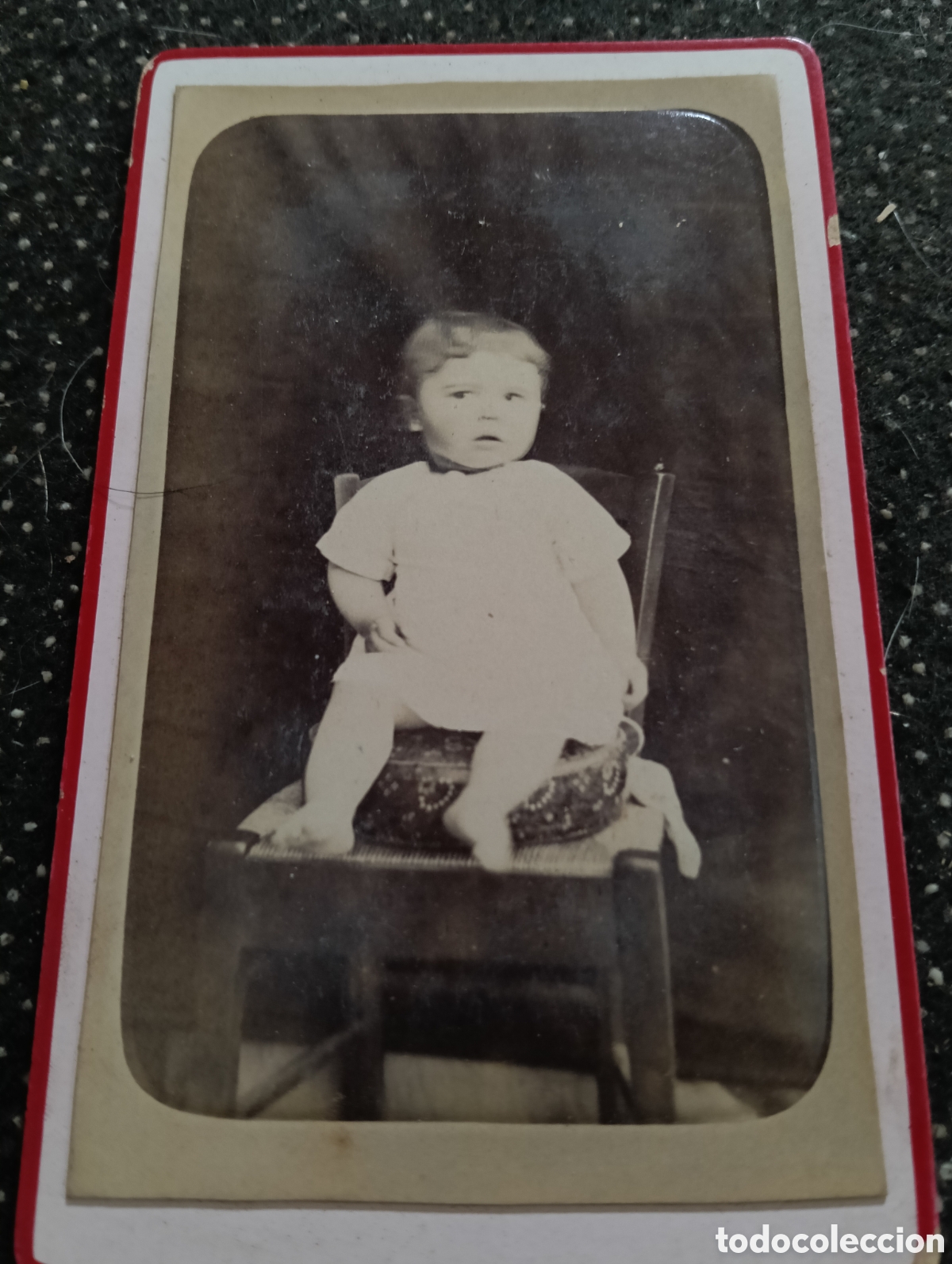 Fotograf&iacute;a antigua: 1865-1910 Fotograf&iacute;a Victoriana en cart&oacute;n de un ni&ntilde;o o una ni&ntilde;a mide 11 x 6,5 aprox.
