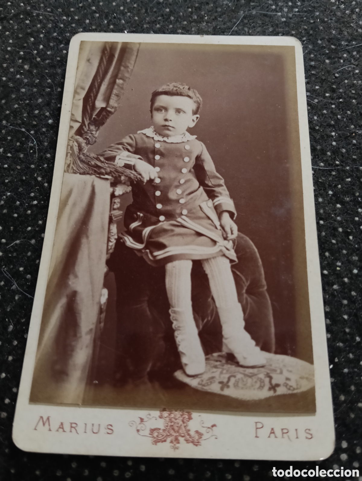 Fotograf&iacute;a antigua: 1865-1910 Fotograf&iacute;a Victoriana en cart&oacute;n de un ni&ntilde;o o una ni&ntilde;a mide 11 x 6,5 aprox.