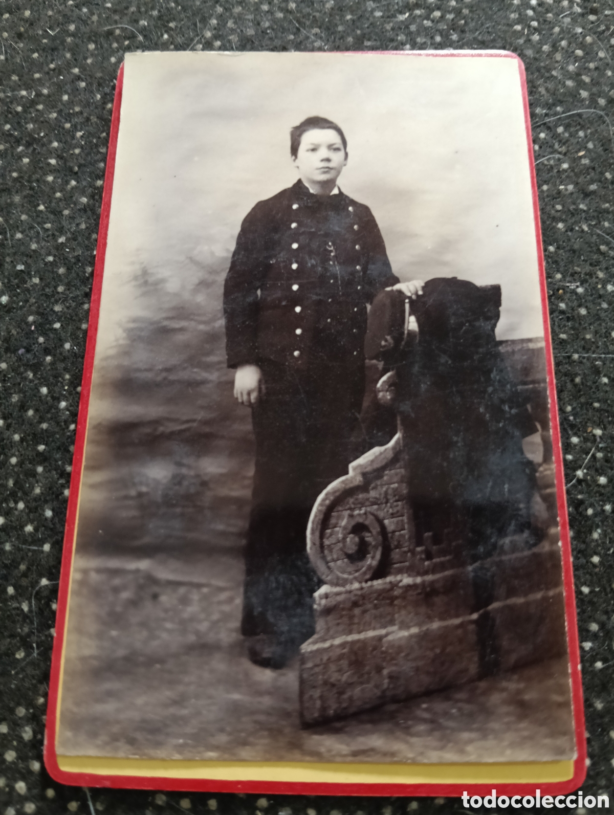 Fotograf&iacute;a antigua: 1865-1910 Fotograf&iacute;a Victoriana en cart&oacute;n de un ni&ntilde;o o una ni&ntilde;a mide 11 x 6,5 aprox.