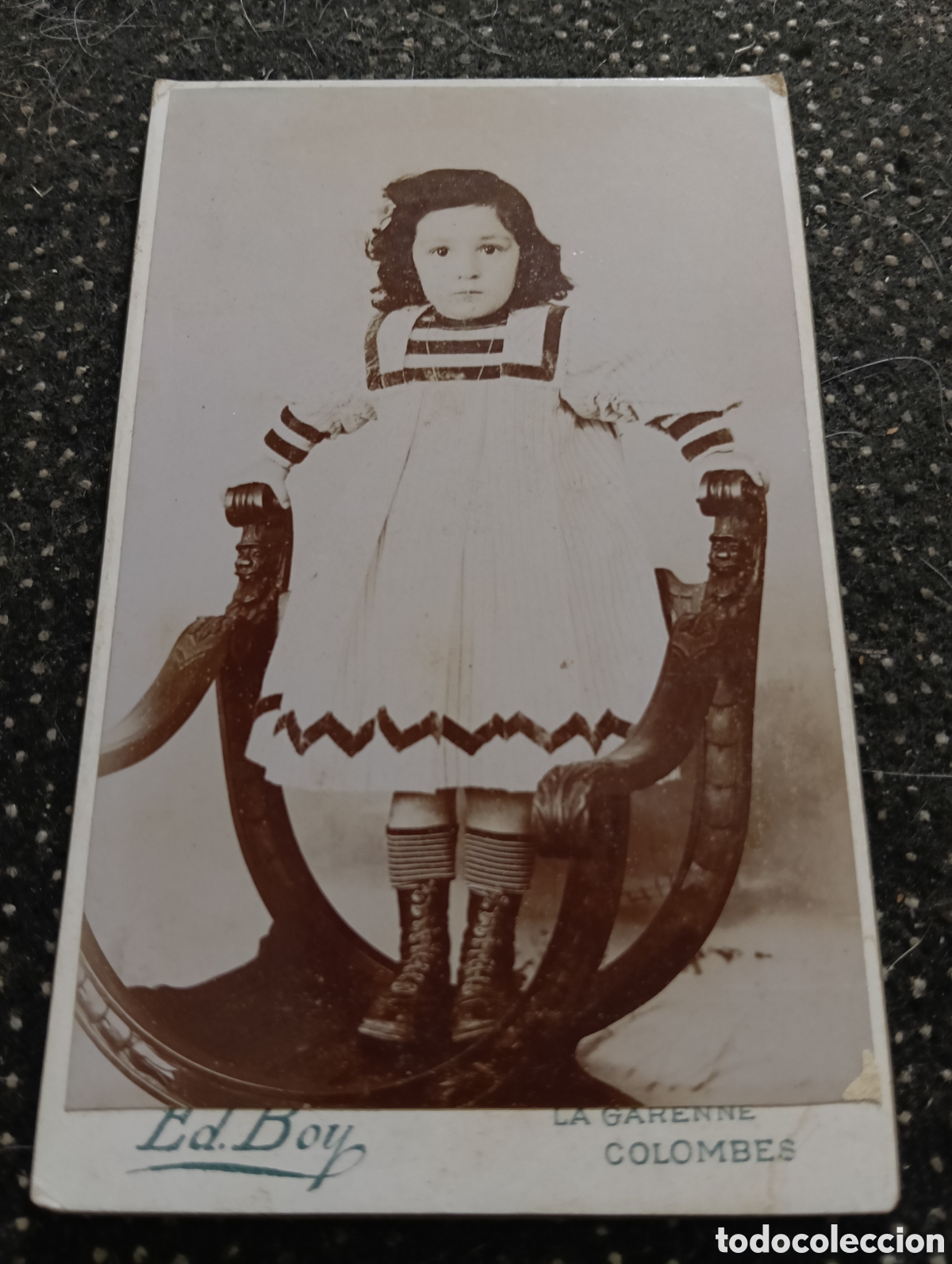Fotograf&iacute;a antigua: 1865-1910 Fotograf&iacute;a Victoriana en cart&oacute;n de un ni&ntilde;o o una ni&ntilde;a mide 11 x 6,5 aprox.