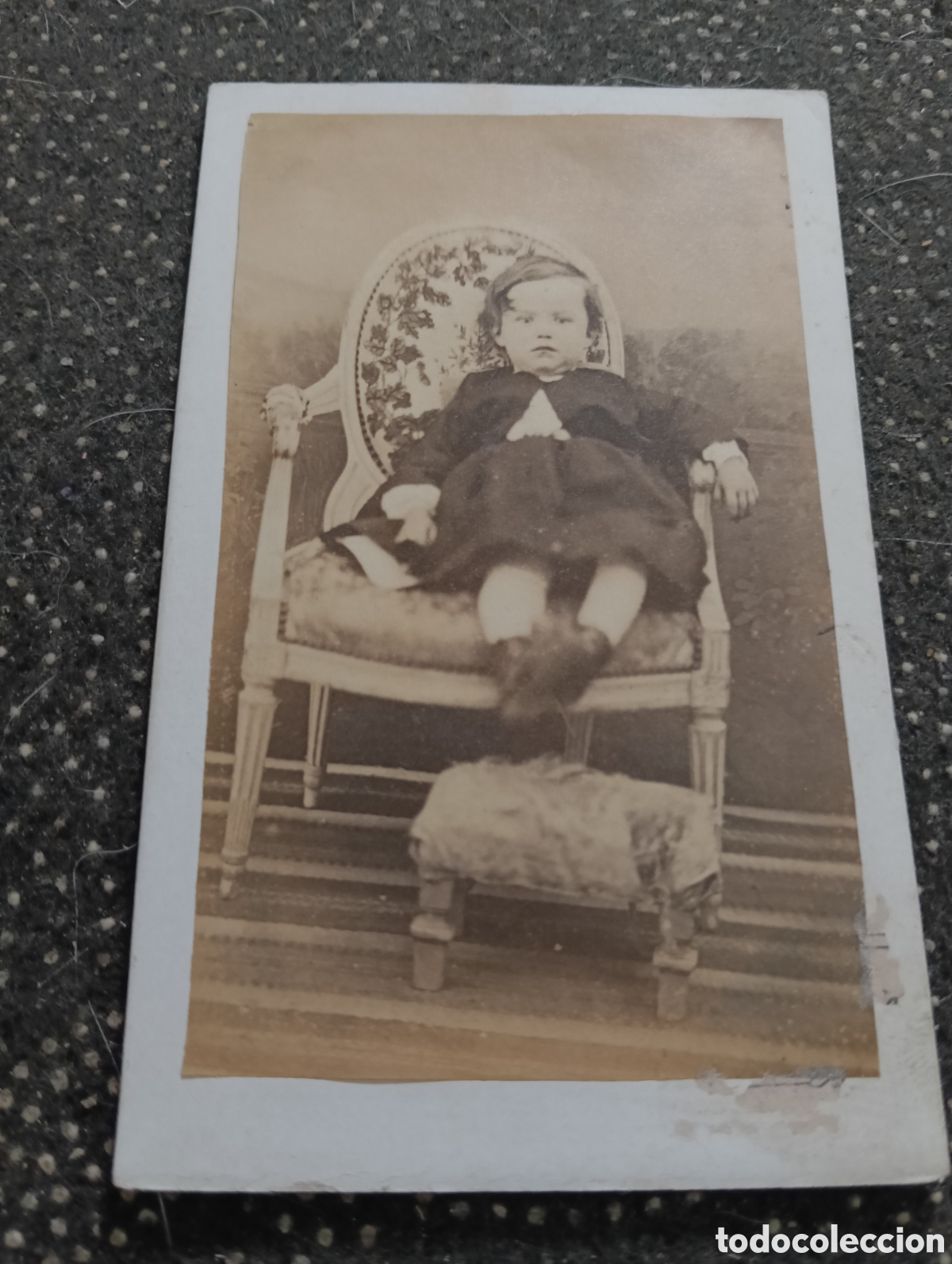 Fotograf&iacute;a antigua: 1865-1910 Fotograf&iacute;a Victoriana en cart&oacute;n de un ni&ntilde;o o una ni&ntilde;a mide 11 x 6,5 aprox.