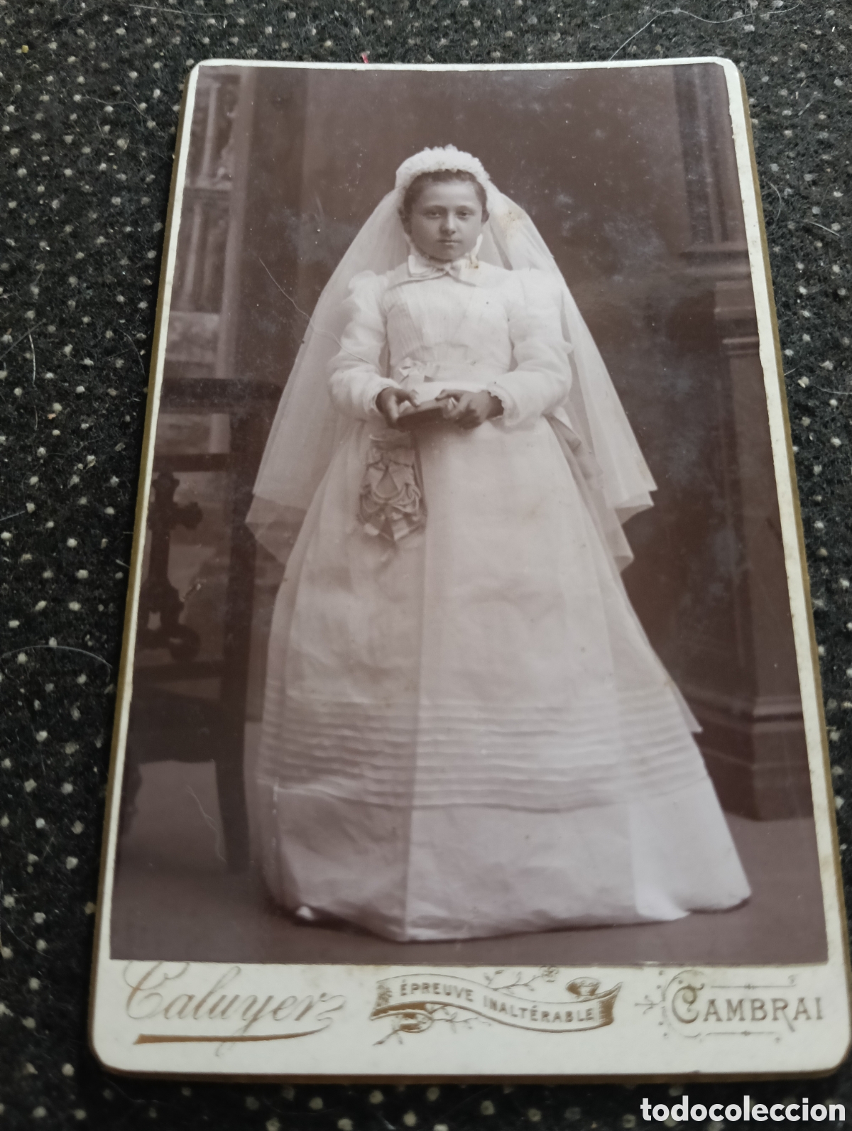 Fotograf&iacute;a antigua: 1865-1910 Fotograf&iacute;a Victoriana en cart&oacute;n de un ni&ntilde;o o una ni&ntilde;a mide 11 x 6,5 aprox.