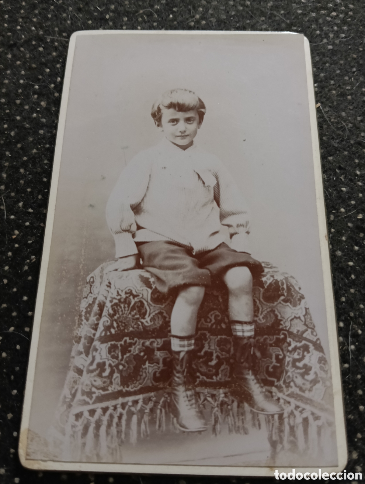 Fotograf&iacute;a antigua: 1865-1910 Fotograf&iacute;a Victoriana en cart&oacute;n de un ni&ntilde;o o una ni&ntilde;a mide 11 x 6,5 aprox.