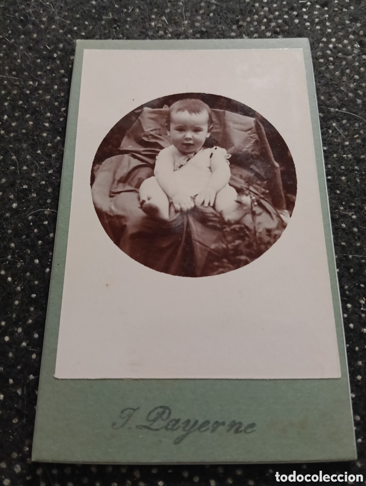 Fotograf&iacute;a antigua: 1865-1910 Fotograf&iacute;a Victoriana en cart&oacute;n de un ni&ntilde;o o una ni&ntilde;a mide 11 x 6,5 aprox.