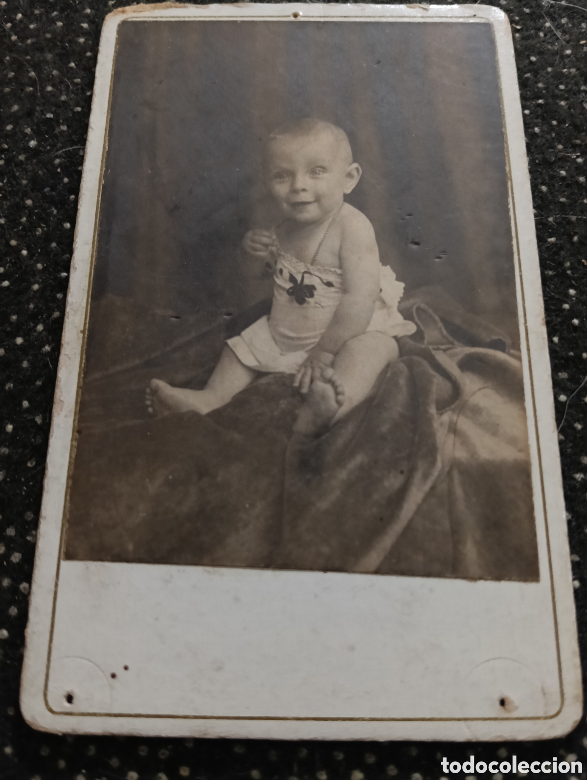 Fotograf&iacute;a antigua: 1865-1910 Fotograf&iacute;a Victoriana en cart&oacute;n de un ni&ntilde;o o una ni&ntilde;a mide 11 x 6,5 aprox.