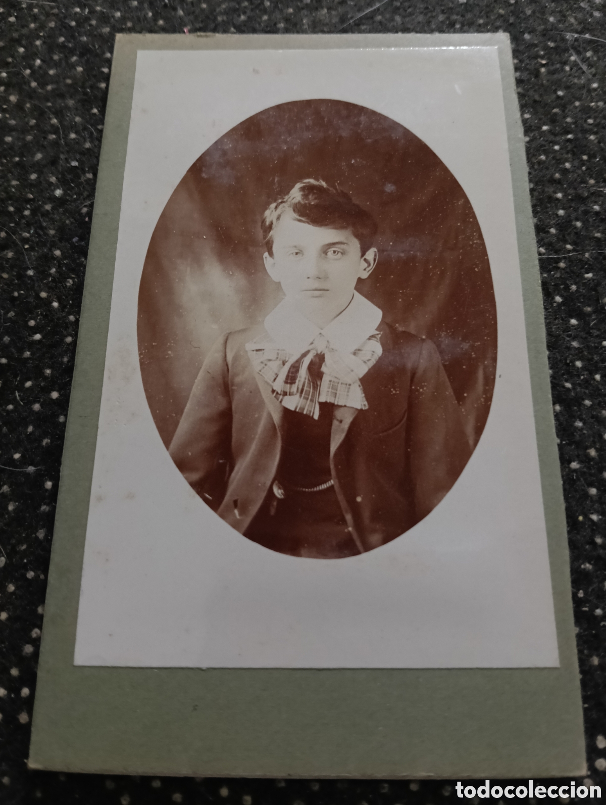 Fotograf&iacute;a antigua: 1865-1910 Fotograf&iacute;a Victoriana en cart&oacute;n de un ni&ntilde;o o una ni&ntilde;a mide 11 x 6,5 aprox.