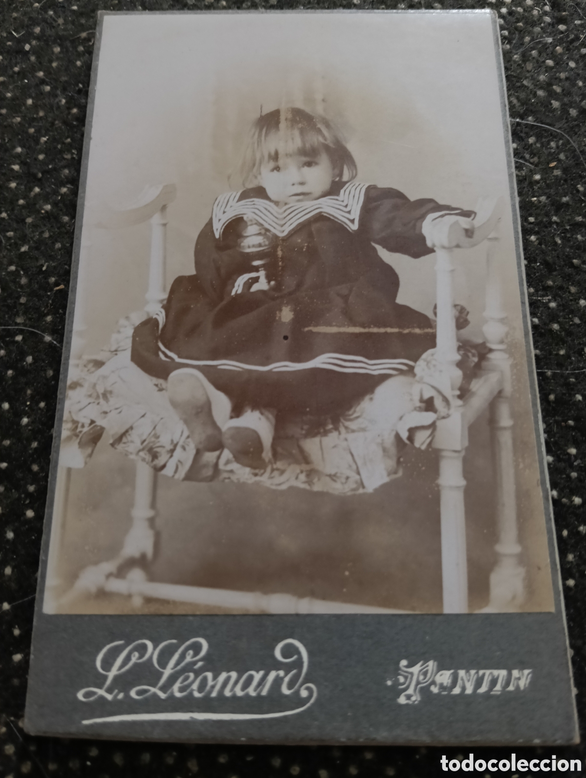 Fotograf&iacute;a antigua: 1865-1910 Fotograf&iacute;a Victoriana en cart&oacute;n de un ni&ntilde;o o una ni&ntilde;a mide 11 x 6,5 aprox.