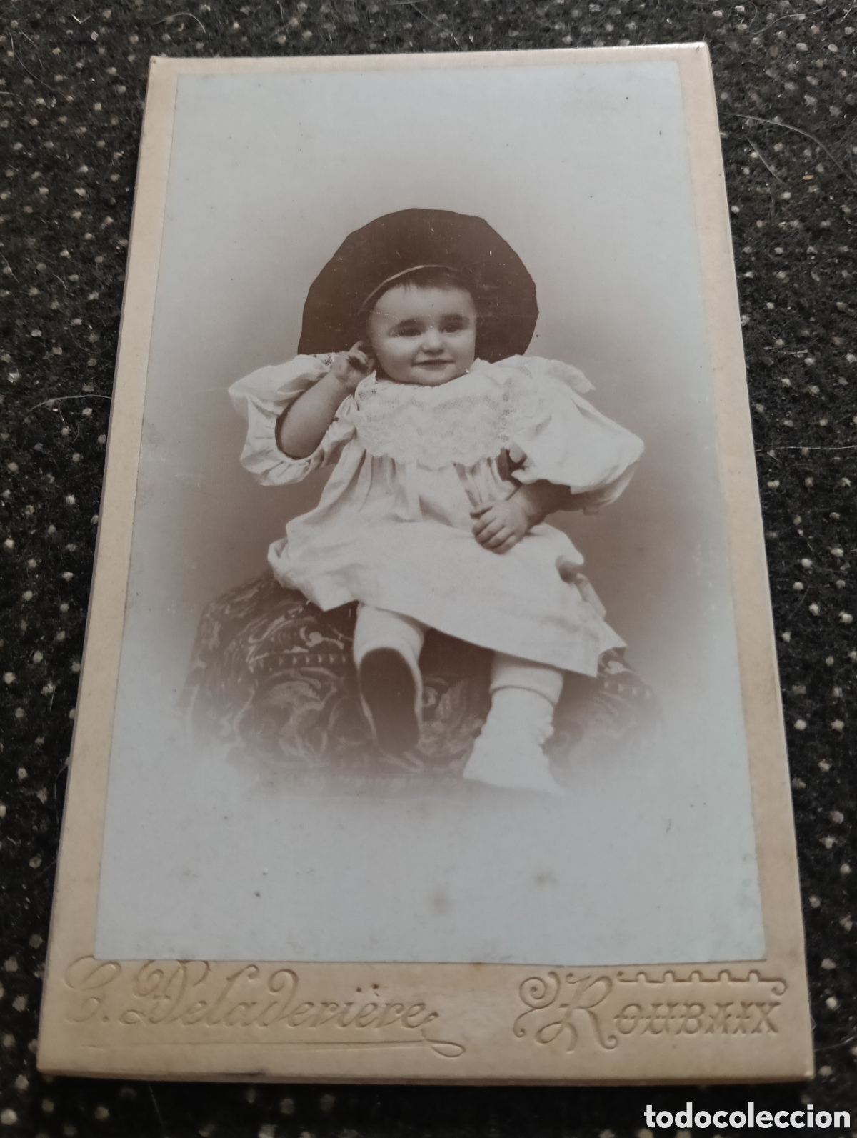 Fotograf&iacute;a antigua: 1865-1910 Fotograf&iacute;a Victoriana en cart&oacute;n de un ni&ntilde;o o una ni&ntilde;a mide 11 x 6,5 aprox.
