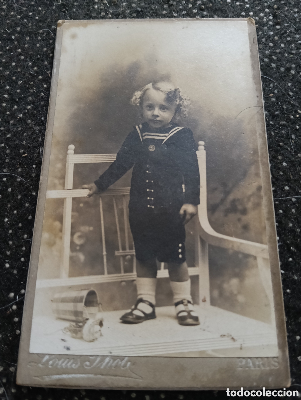 Fotograf&iacute;a antigua: 1865-1910 Fotograf&iacute;a Victoriana en cart&oacute;n de un ni&ntilde;o o una ni&ntilde;a mide 11 x 6,5 aprox.