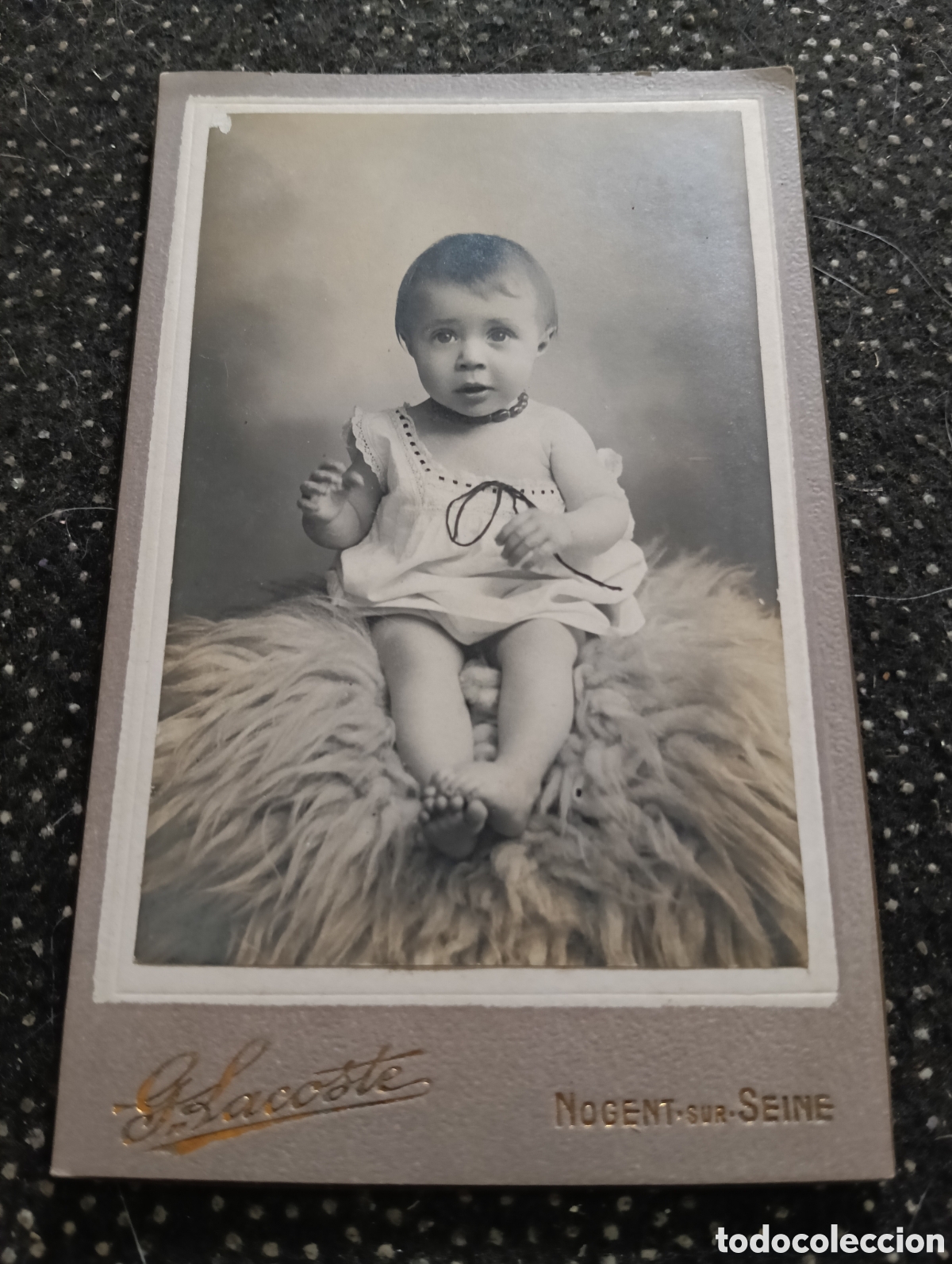 Fotograf&iacute;a antigua: 1865-1910 Fotograf&iacute;a Victoriana en cart&oacute;n de un ni&ntilde;o o una ni&ntilde;a mide 11 x 6,5 aprox.