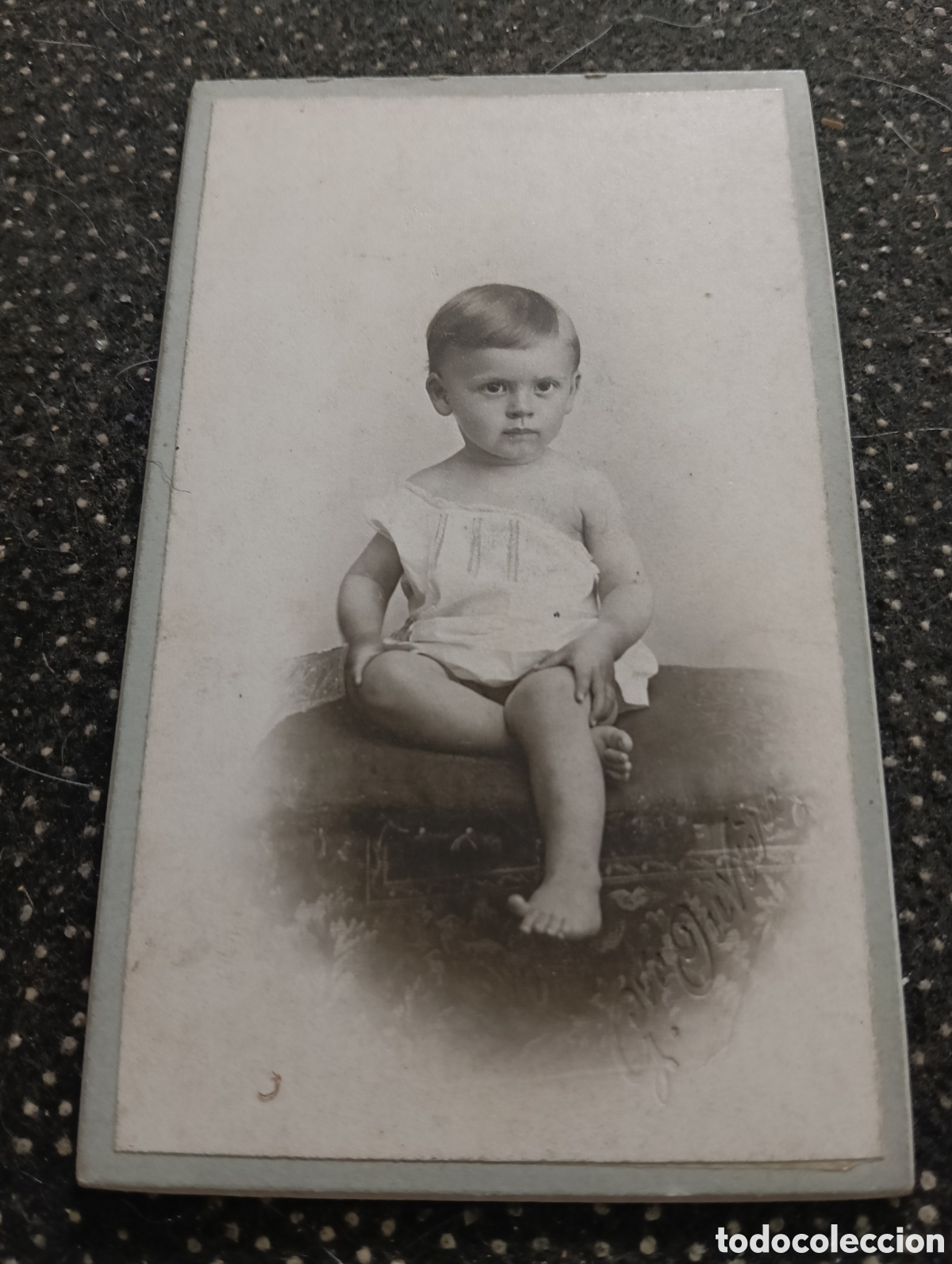 Fotograf&iacute;a antigua: 1865-1910 Fotograf&iacute;a Victoriana en cart&oacute;n de un ni&ntilde;o o una ni&ntilde;a mide 11 x 6,5 aprox.