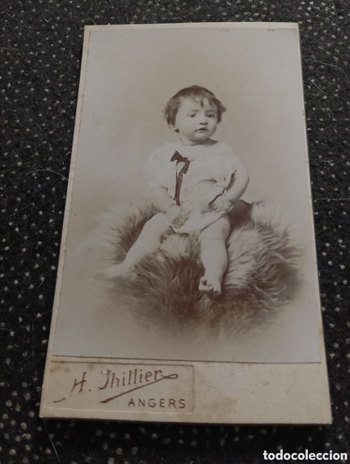 Fotograf&iacute;a antigua: 1865-1910 Fotograf&iacute;a Victoriana en cart&oacute;n de un ni&ntilde;o o una ni&ntilde;a mide 11 x 6,5 aprox.