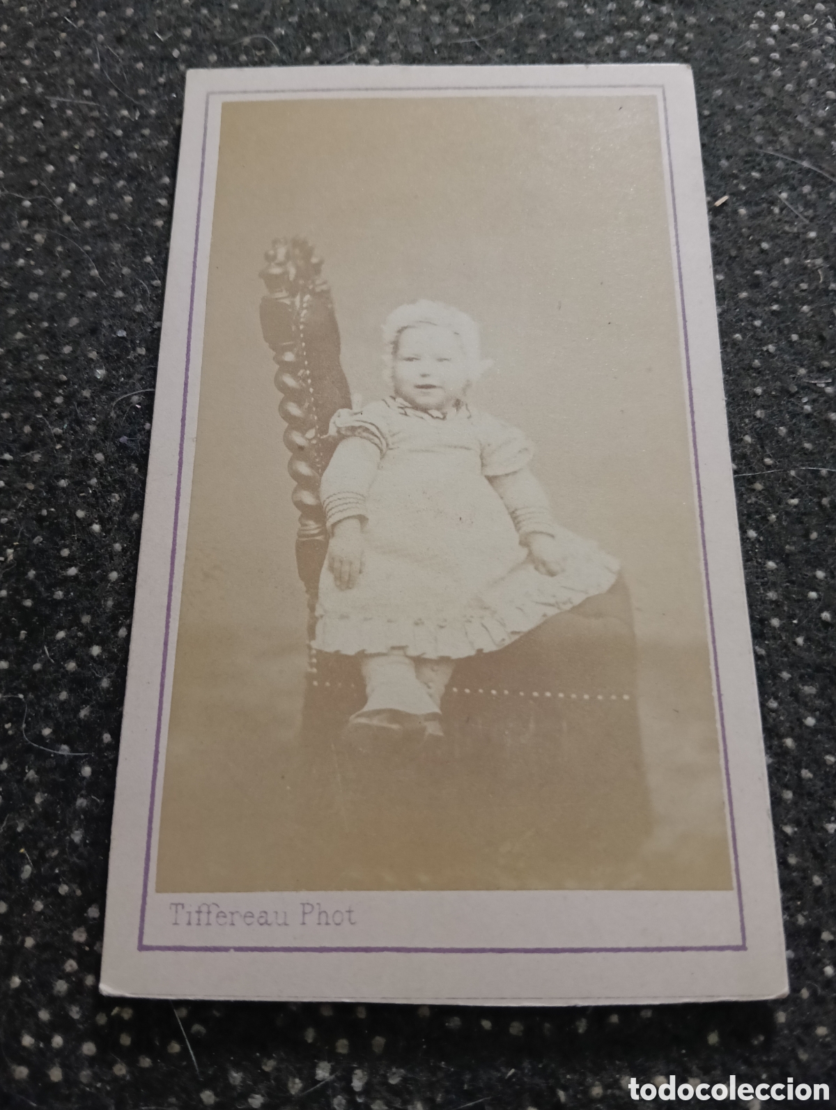 Fotograf&iacute;a antigua: 1865-1910 Fotograf&iacute;a Victoriana en cart&oacute;n de un ni&ntilde;o o una ni&ntilde;a mide 11 x 6,5 aprox.