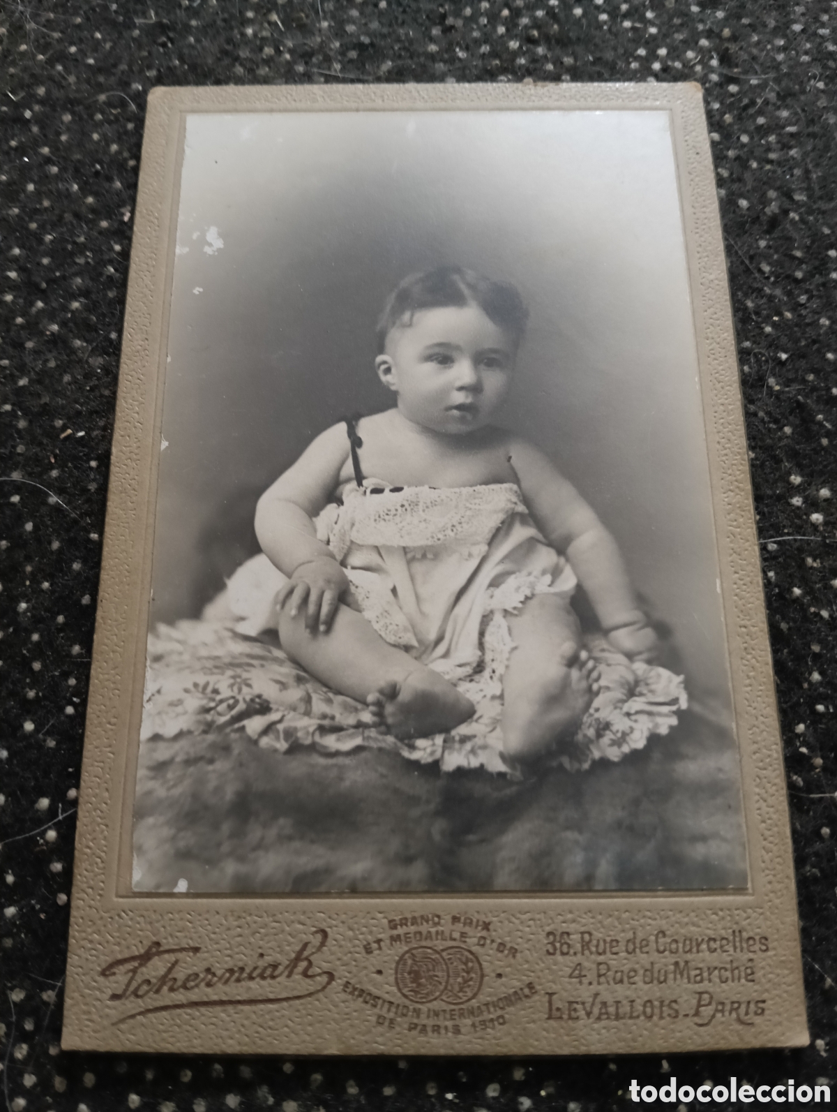 Fotograf&iacute;a antigua: 1865-1910 Fotograf&iacute;a Victoriana en cart&oacute;n de un ni&ntilde;o o una ni&ntilde;a mide 11 x 6,5 aprox.