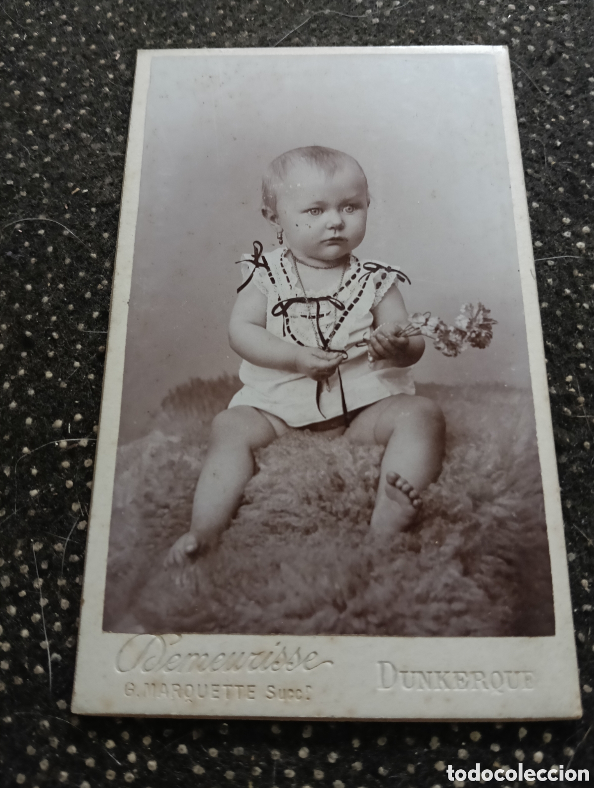 Fotograf&iacute;a antigua: 1865-1910 Fotograf&iacute;a Victoriana en cart&oacute;n de un ni&ntilde;o o una ni&ntilde;a mide 11 x 6,5 aprox.