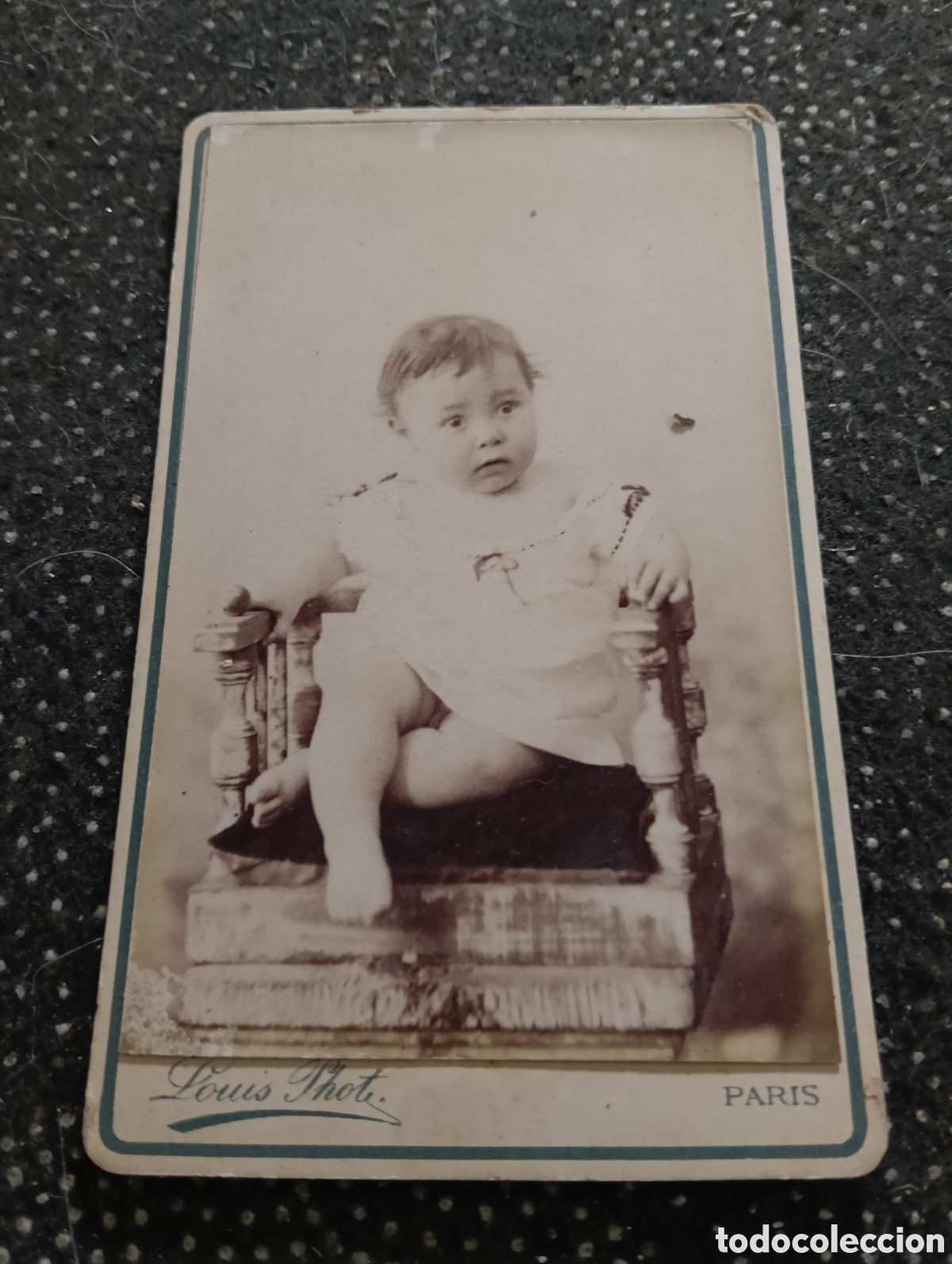 Fotograf&iacute;a antigua: 1865-1910 Fotograf&iacute;a Victoriana en cart&oacute;n de un ni&ntilde;o o una ni&ntilde;a mide 11 x 6,5 aprox.