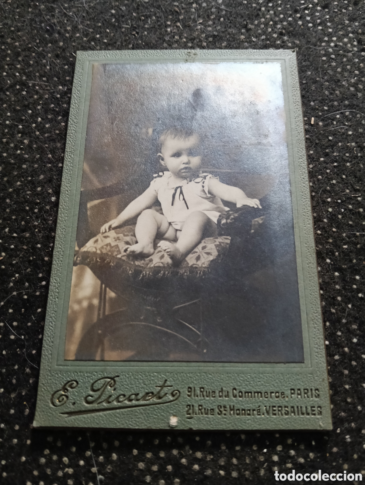 Fotograf&iacute;a antigua: 1865-1910 Fotograf&iacute;a Victoriana en cart&oacute;n de un ni&ntilde;o o una ni&ntilde;a mide 11 x 6,5 aprox.