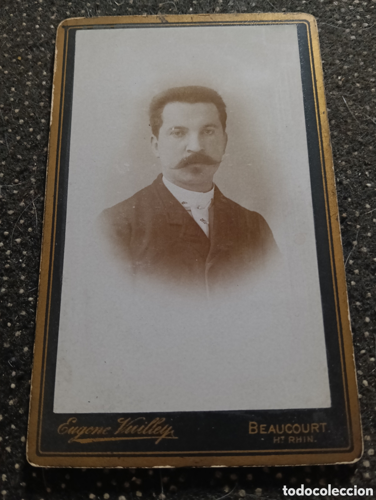 Fotograf&iacute;a antigua: 1865-1910 Fotograf&iacute;a Victoriana en cart&oacute;n de se&ntilde;ores de varias edades, mide 11 x 6,5 aprox.