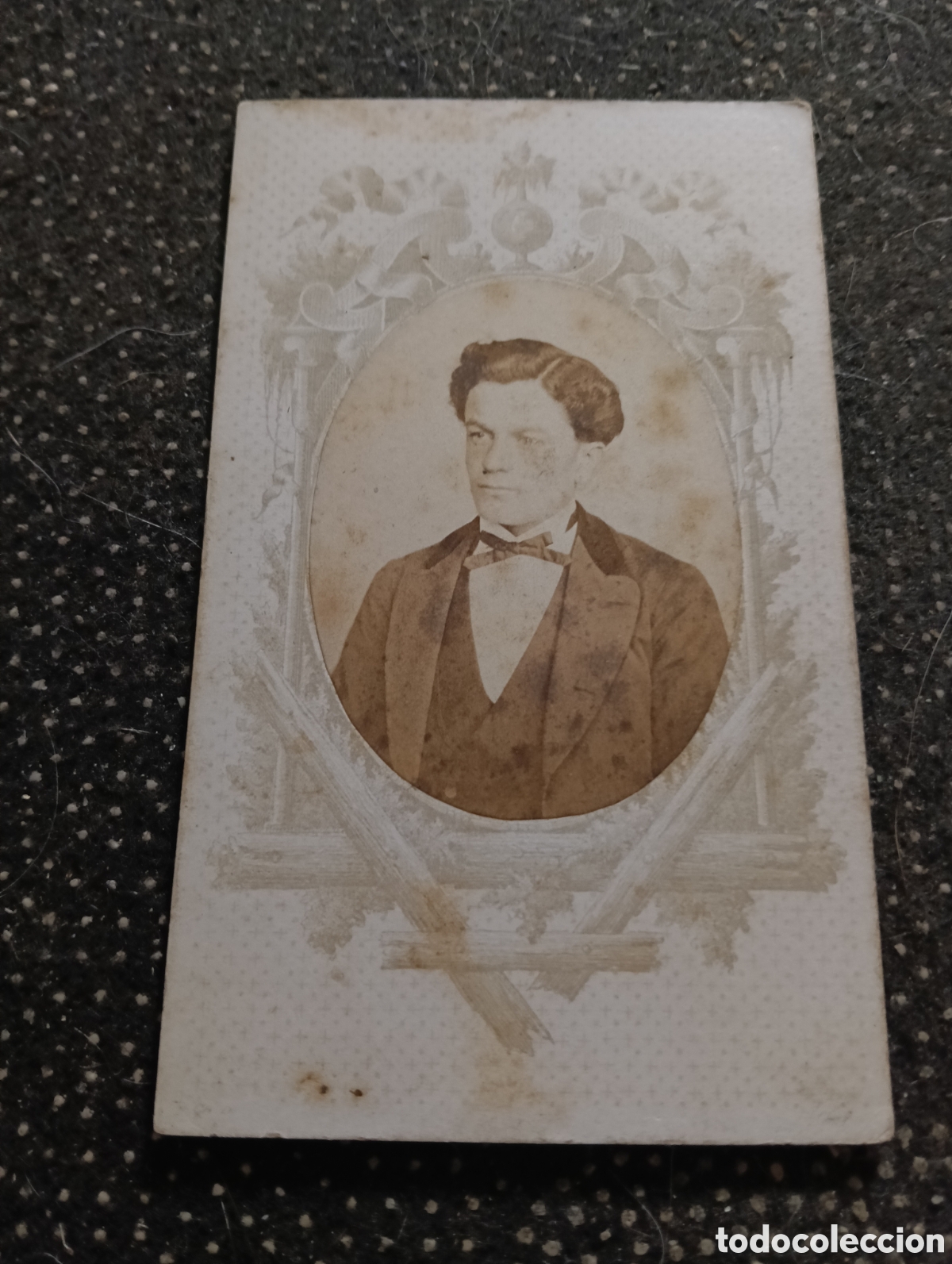 Fotograf&iacute;a antigua: 1865-1910 Fotograf&iacute;a Victoriana en cart&oacute;n de se&ntilde;ores de varias edades, mide 11 x 6,5 aprox.