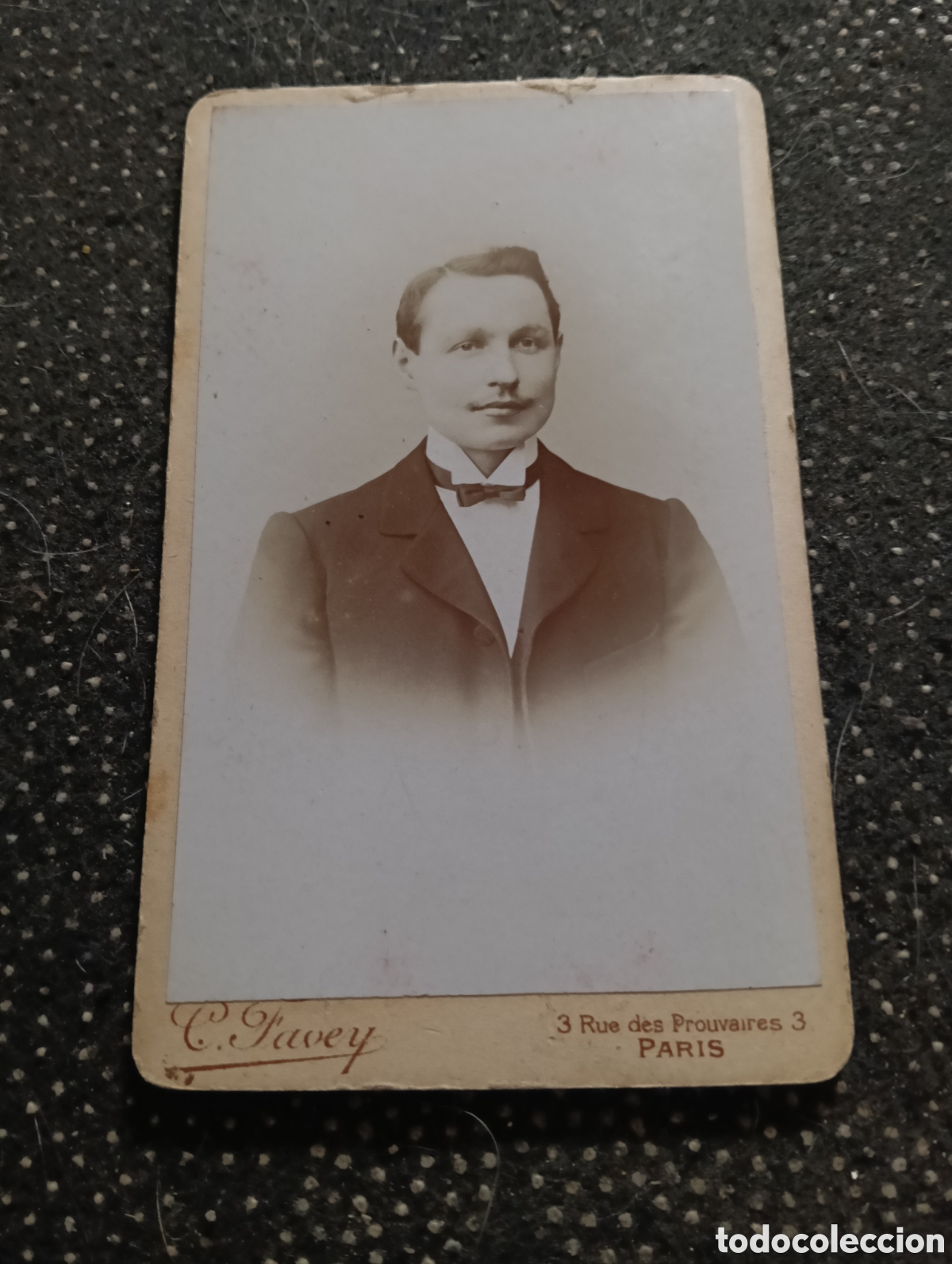 Fotograf&iacute;a antigua: 1865-1910 Fotograf&iacute;a Victoriana en cart&oacute;n de se&ntilde;ores de varias edades, mide 11 x 6,5 aprox.
