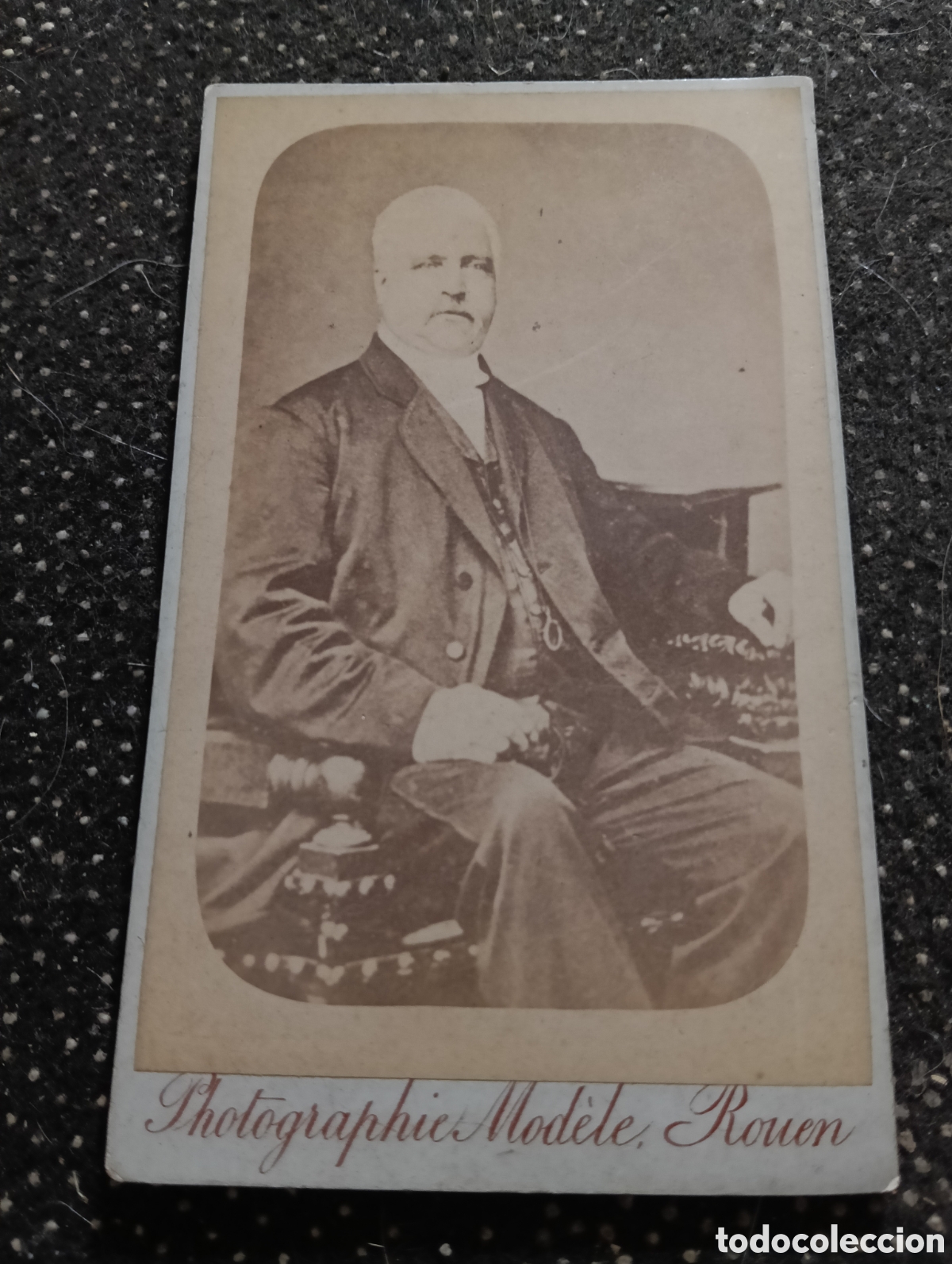 Fotograf&iacute;a antigua: 1865-1910 Fotograf&iacute;a Victoriana en cart&oacute;n de se&ntilde;ores de varias edades, mide 11 x 6,5 aprox.