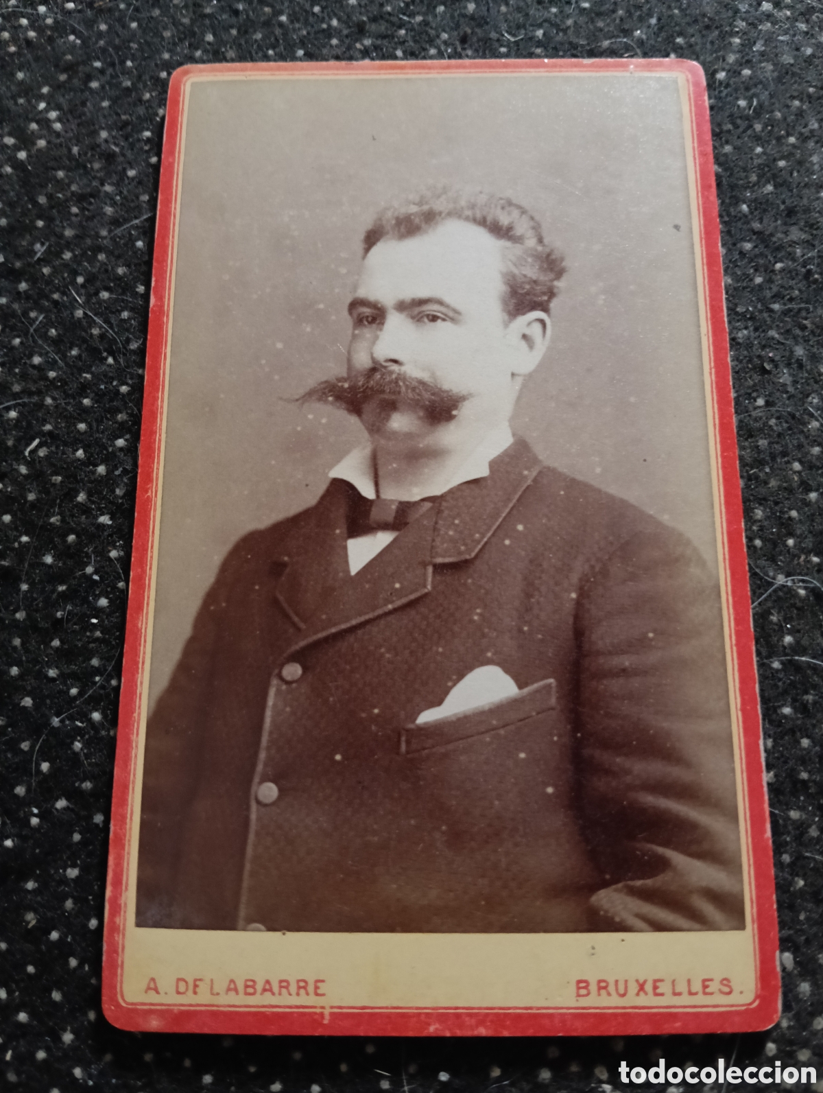 Fotograf&iacute;a antigua: 1865-1910 Fotograf&iacute;a Victoriana en cart&oacute;n de se&ntilde;ores de varias edades, mide 11 x 6,5 aprox.