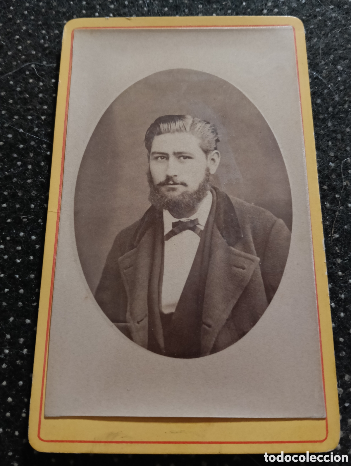 Fotograf&iacute;a antigua: 1865-1910 Fotograf&iacute;a Victoriana en cart&oacute;n de se&ntilde;ores de varias edades, mide 11 x 6,5 aprox.