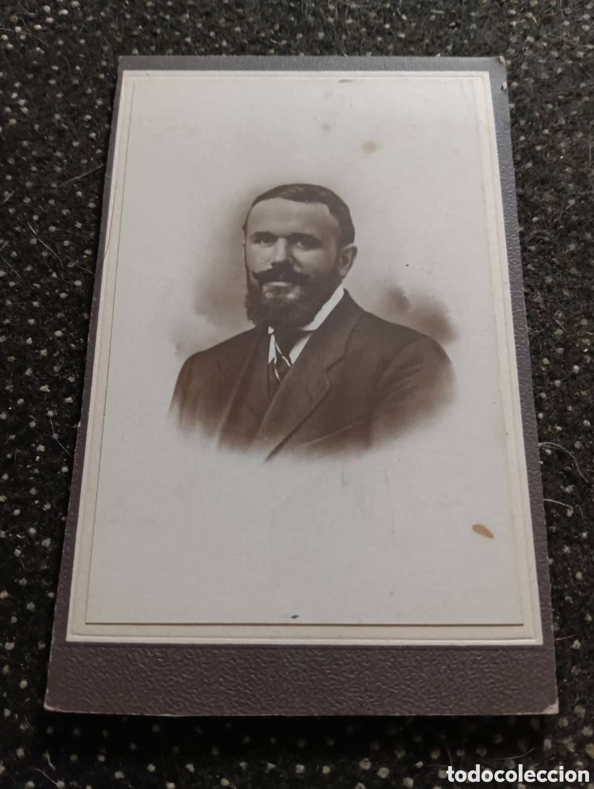 Fotograf&iacute;a antigua: 1865-1910 Fotograf&iacute;a Victoriana en cart&oacute;n de se&ntilde;ores de varias edades, mide 11 x 6,5 aprox.
