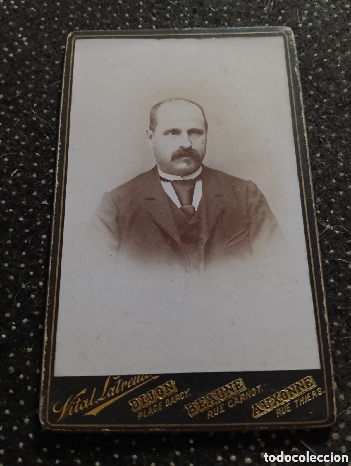 Fotograf&iacute;a antigua: 1865-1910 Fotograf&iacute;a Victoriana en cart&oacute;n de se&ntilde;ores de varias edades, mide 11 x 6,5 aprox.