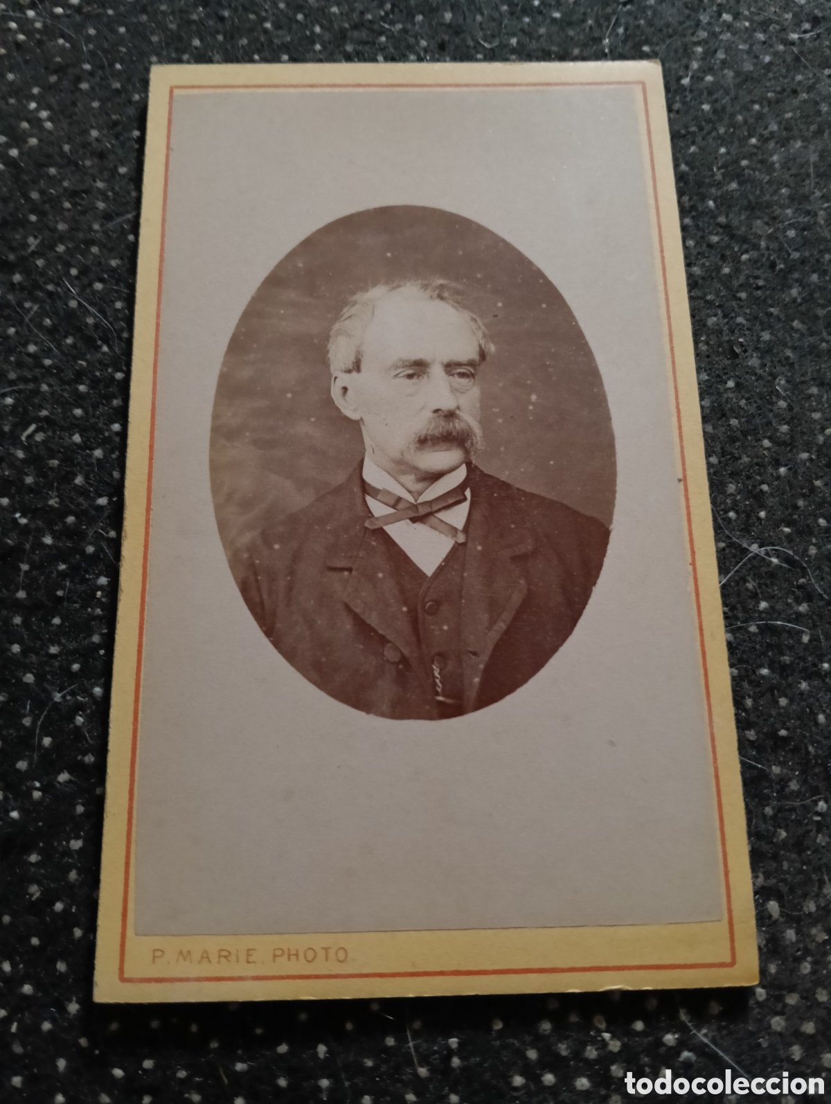 Fotograf&iacute;a antigua: 1865-1910 Fotograf&iacute;a Victoriana en cart&oacute;n de se&ntilde;ores de varias edades, mide 11 x 6,5 aprox.