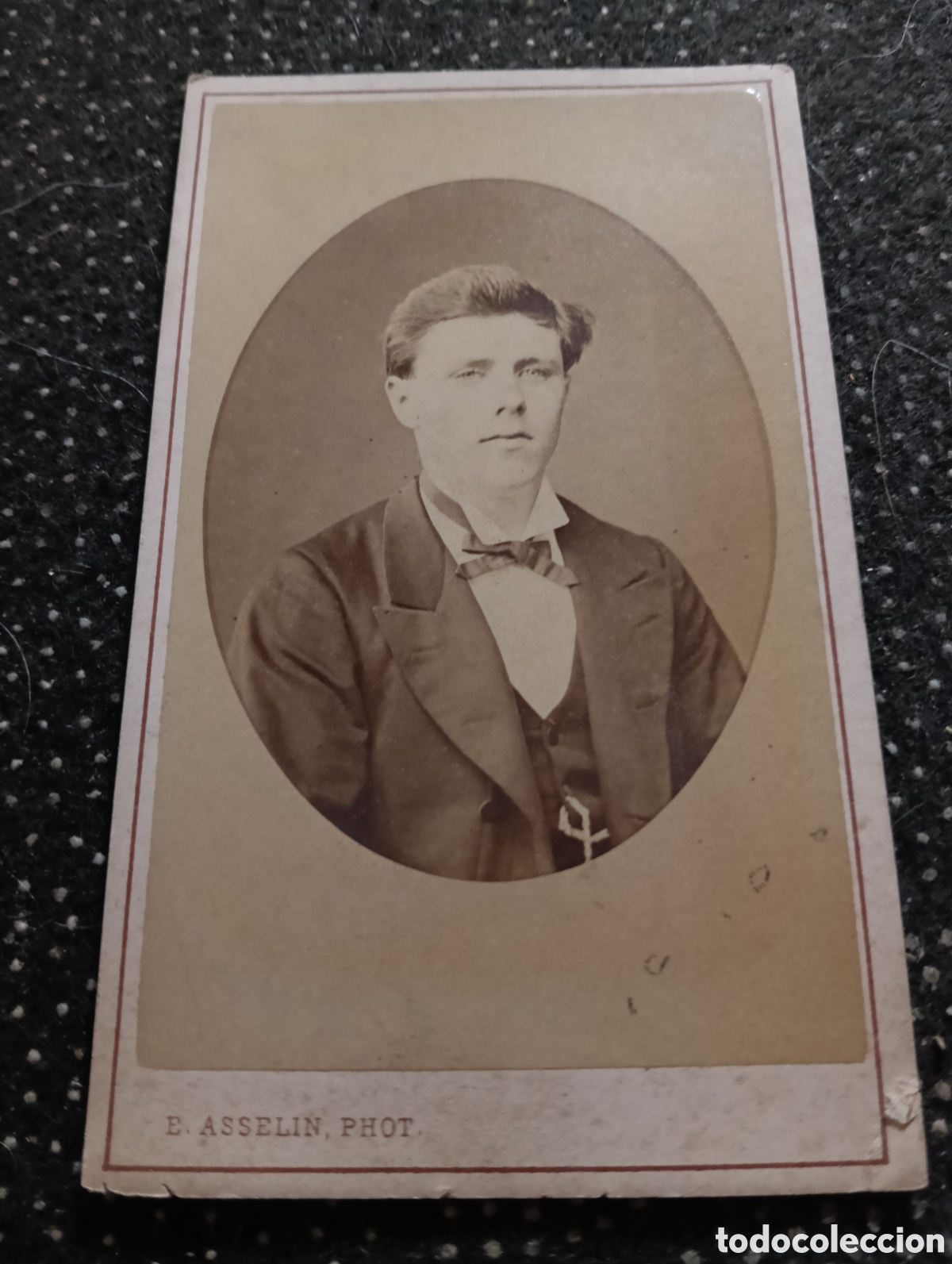 Fotograf&iacute;a antigua: 1865-1910 Fotograf&iacute;a Victoriana en cart&oacute;n de se&ntilde;ores de varias edades, mide 11 x 6,5 aprox.