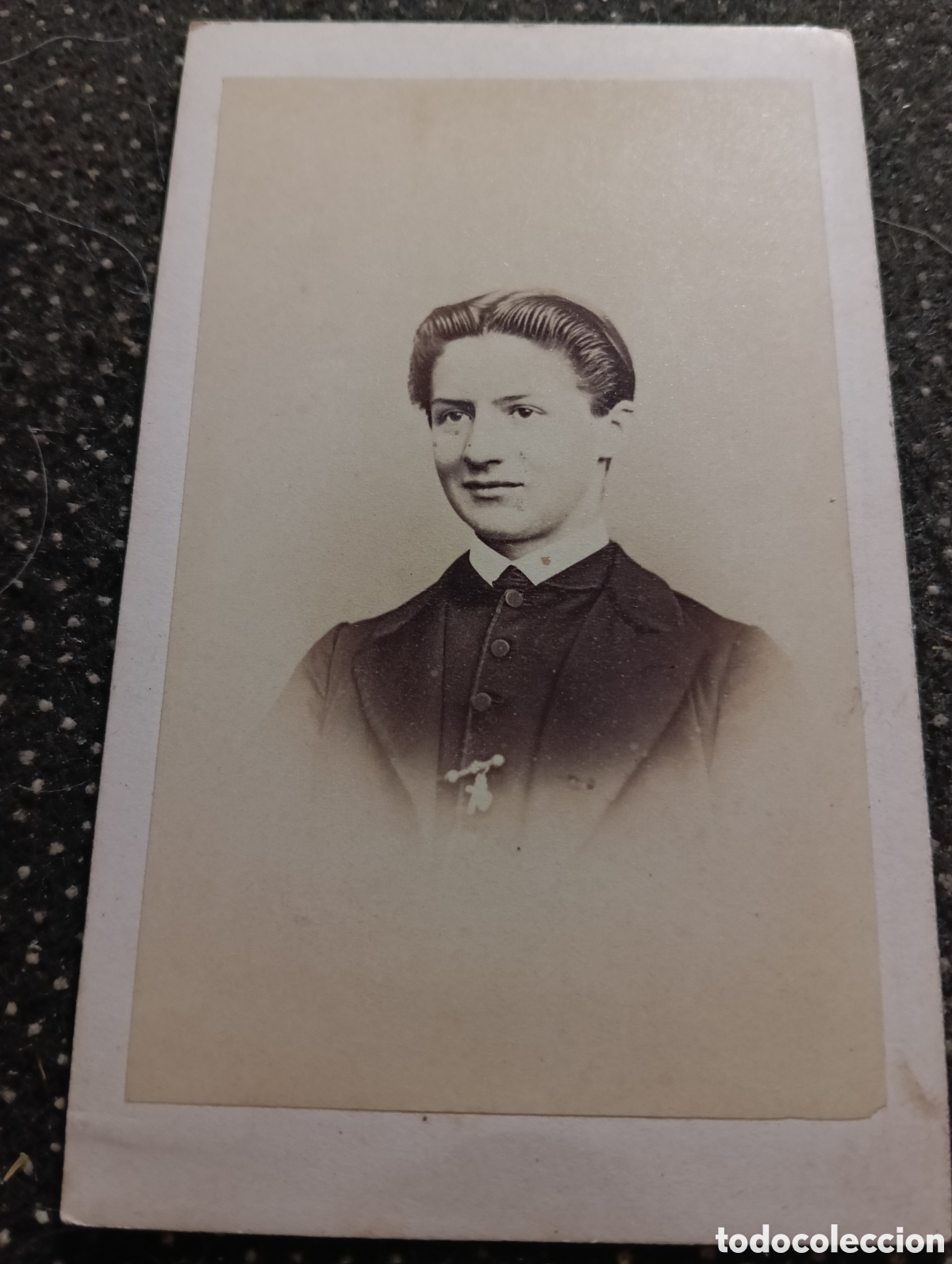 Fotograf&iacute;a antigua: 1865-1910 Fotograf&iacute;a Victoriana en cart&oacute;n de se&ntilde;ores de varias edades, mide 11 x 6,5 aprox.